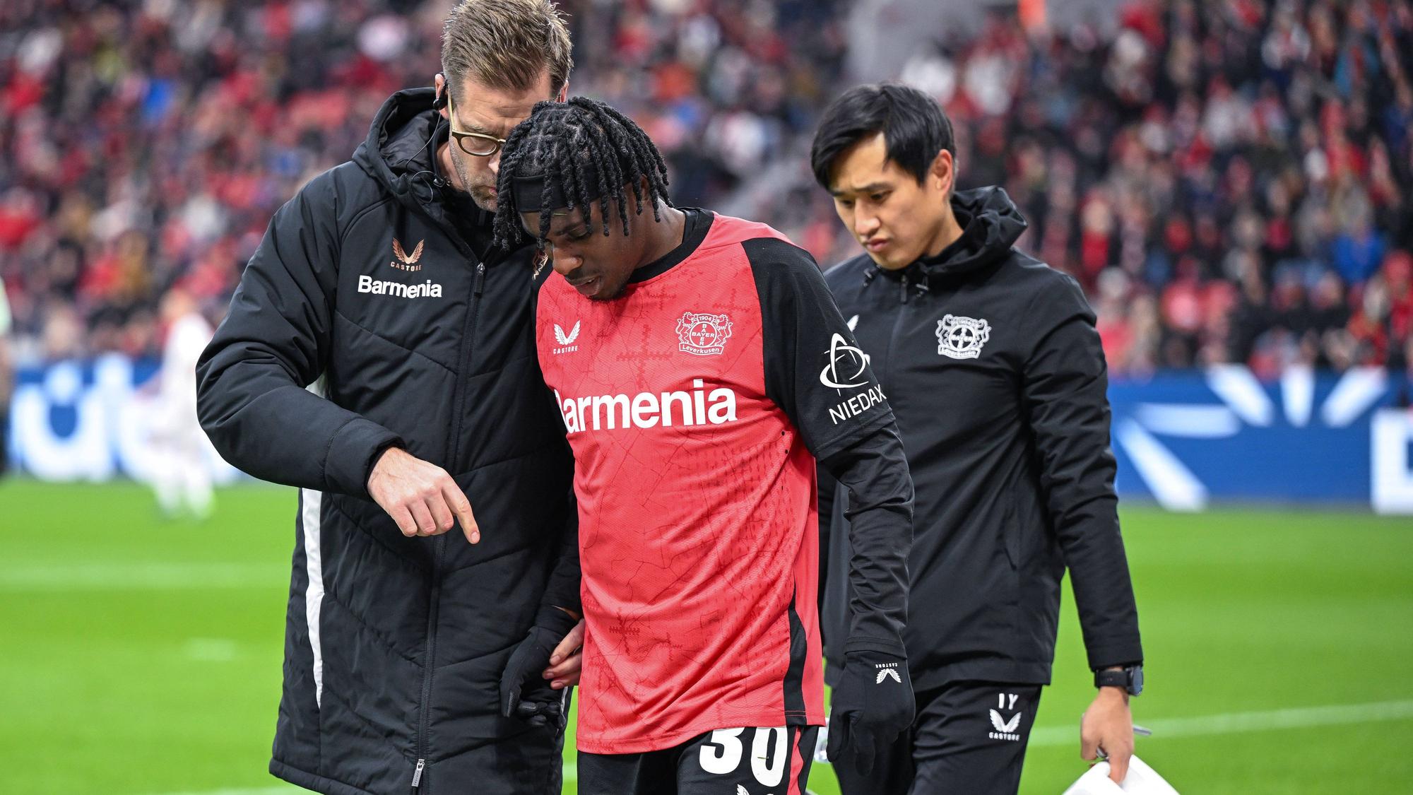 Jeremie Frimpong Bayer Leverkusen muss verletzt ausgewechselt werden.