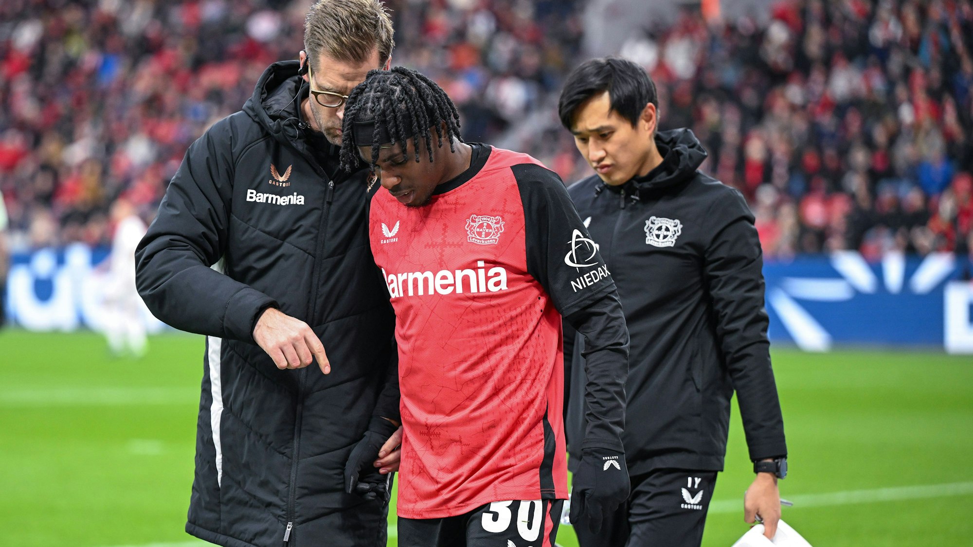 Jeremie Frimpong Bayer Leverkusen muss verletzt ausgewechselt werden.