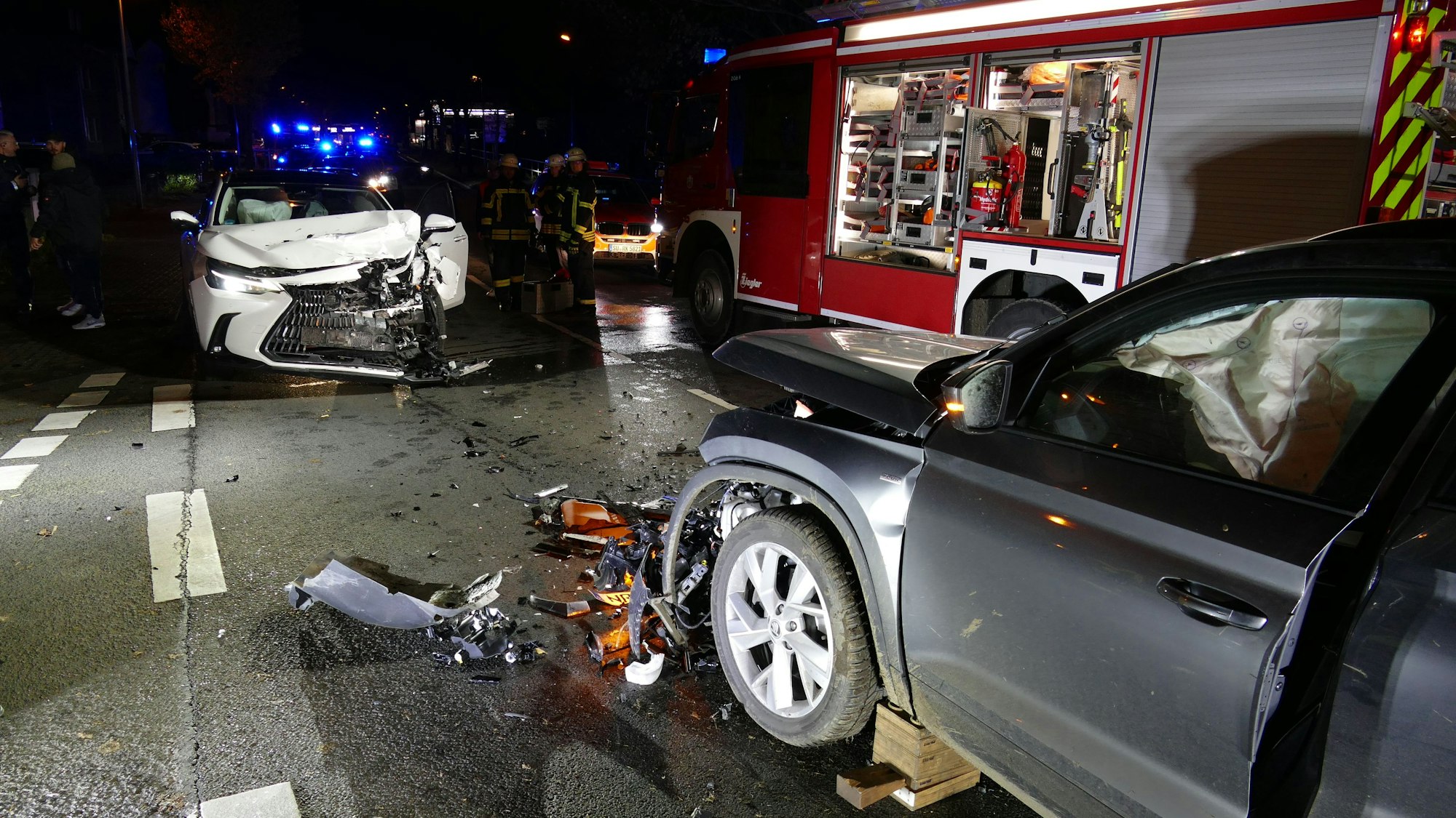 Zwei kaputte Autos stehen sich gegenüber.