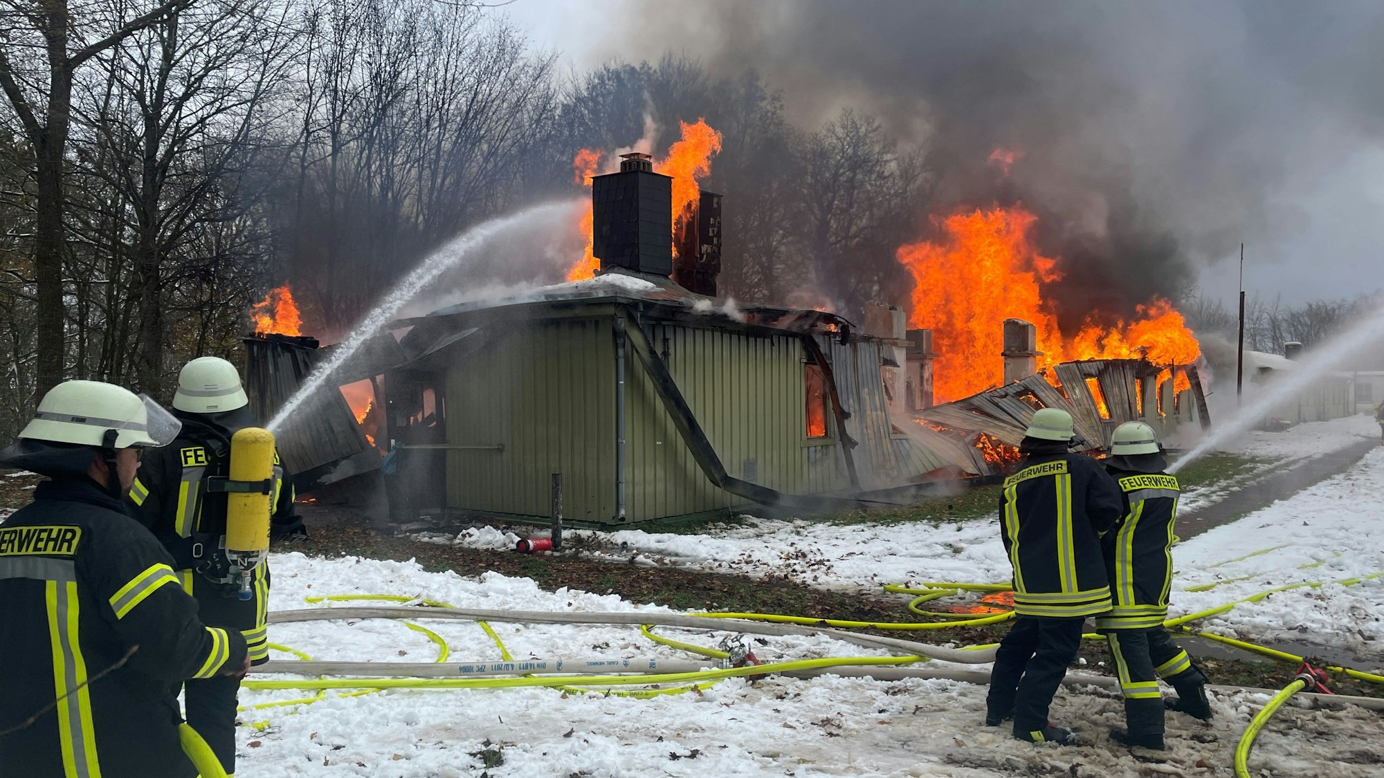 Mit einem Großaufgebot an Kräften bekämpfte die Schleidener Feuerwehr einen Brand in der Flüchtlingsunterkunft in Vogelsang.