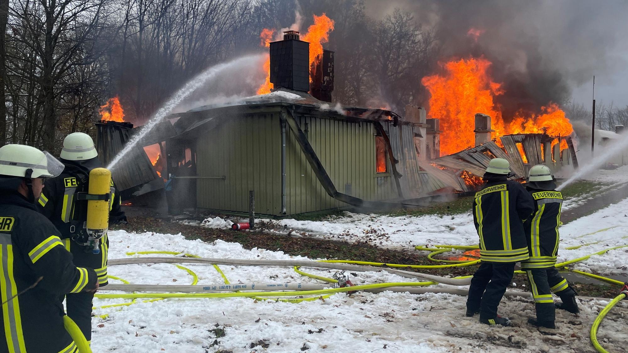 Kräfte der Schleidener Feuerwehr löschen einen Brand in einem Gebäude der Flüchtlingsunterkunft in Vogelsang.