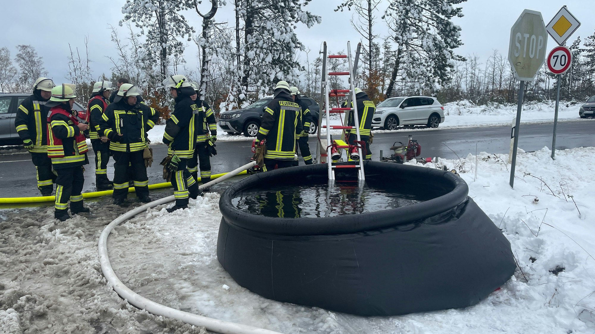 Feuerwehrkräfte haben einen Löschwasserbehälter aufgebaut.