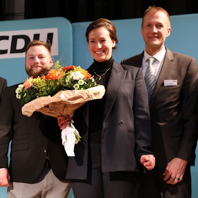 Die frischgewählte CDU-Bundestagskandidatin Caroline Bosbach steht mit ihren Mitbewerbern Michael Freiherr von Maltzahn und Fabian Felder sowie dem CDU-Kreisvorsitzenden Dr. Hermann-Josef Tebroke auf einer Bühne im Bürgerzentrum Steinbreche in Bergisch Gladbach-Refrath.
