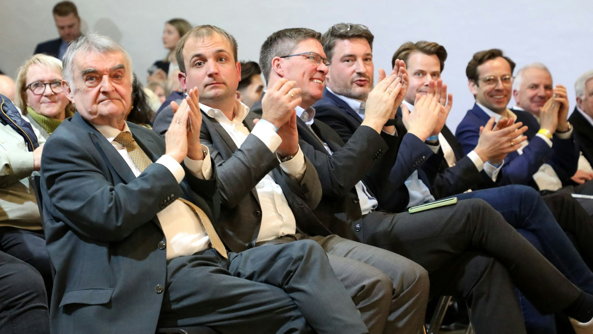 NRW-Innenminister und MdL Herbert Reul, sein Landtagsabgeordnetenkollege Martin Lucke, Landrat Stephan Santelmann, CDU-Kreistagsfraktionschef Uwe Pakendorf, CDU-Landratskandidat Arne von Boetticher und Bergisch Gladbachs CDU/FDP-Bürgermeisterkandidat Alexander Felsch sitzen und klatschen.