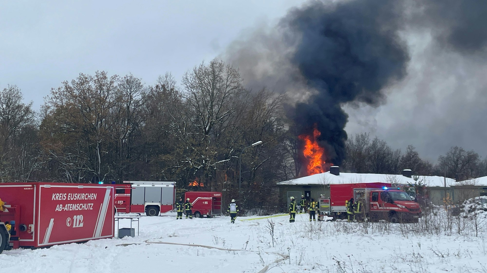 Die Feuerwehreinheiten sind auf dem verschneiten Gelände in Stellung gegangen.