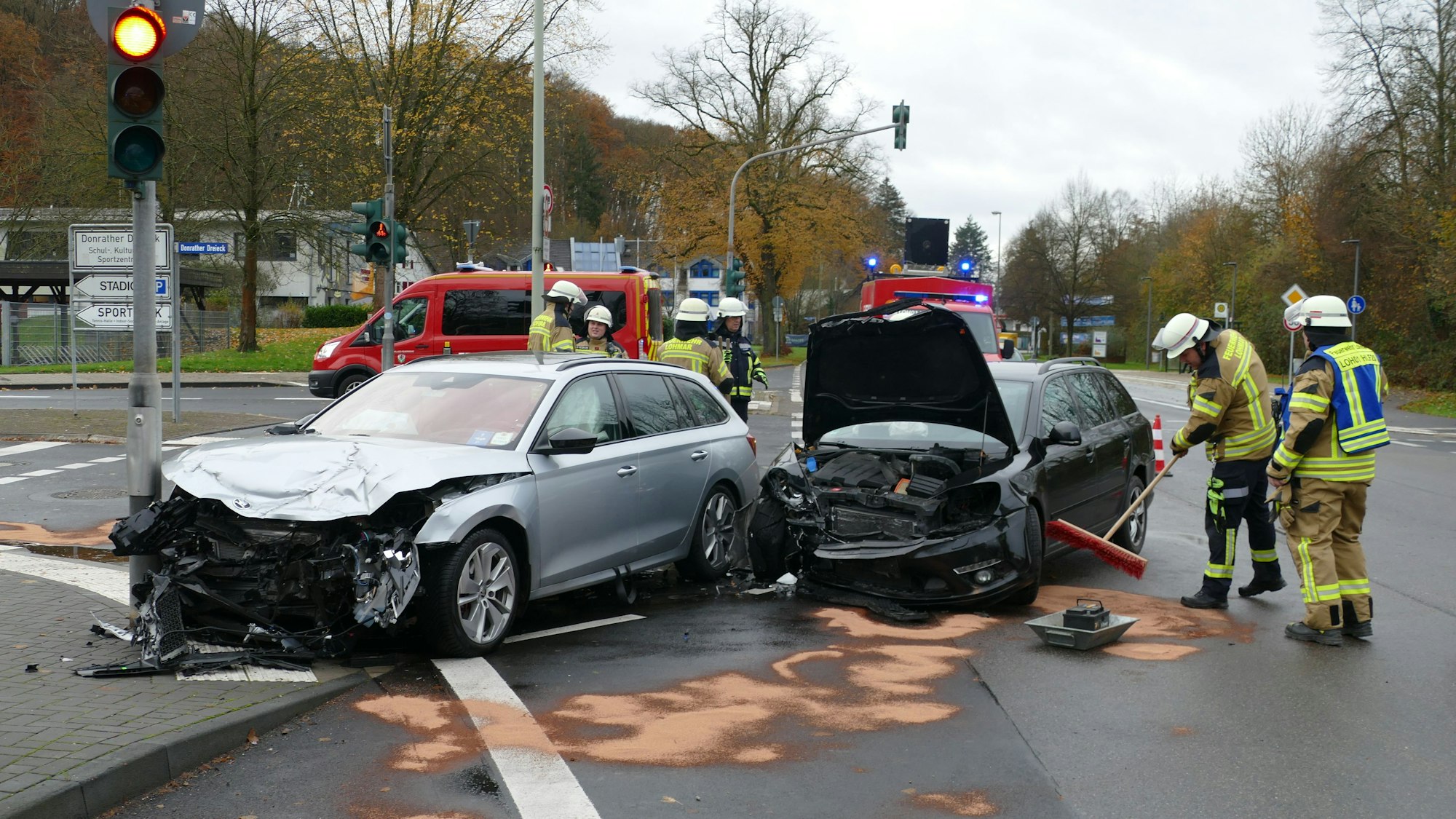 Der schwarze Skoda hatte dem silbernen die Vorfahrt genommen, die beiden Autos stießen zusammen.