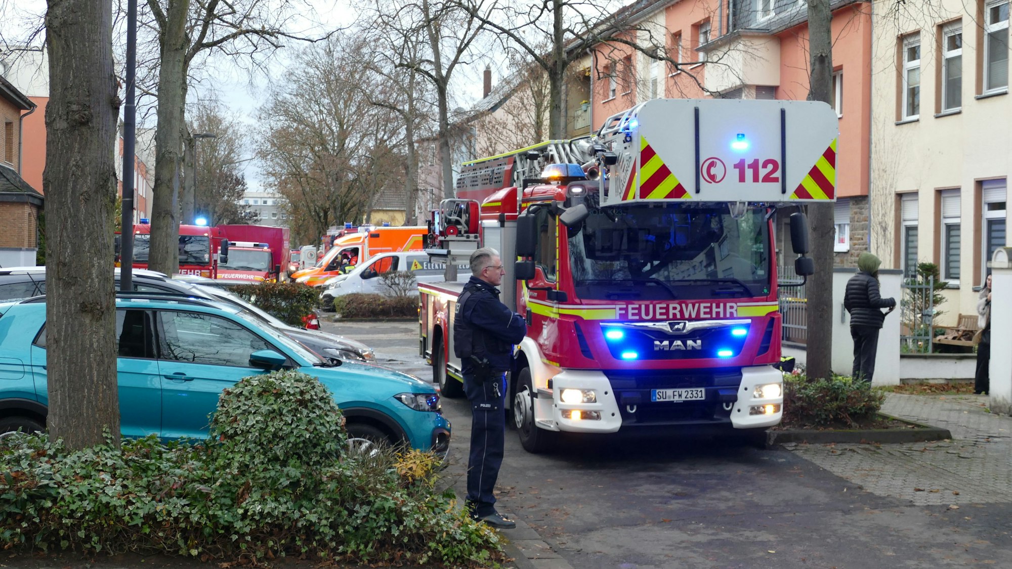 Die Feuerwehr war mit mehreren Einheiten in die Paul-Müller-Straße ausgerückt.
