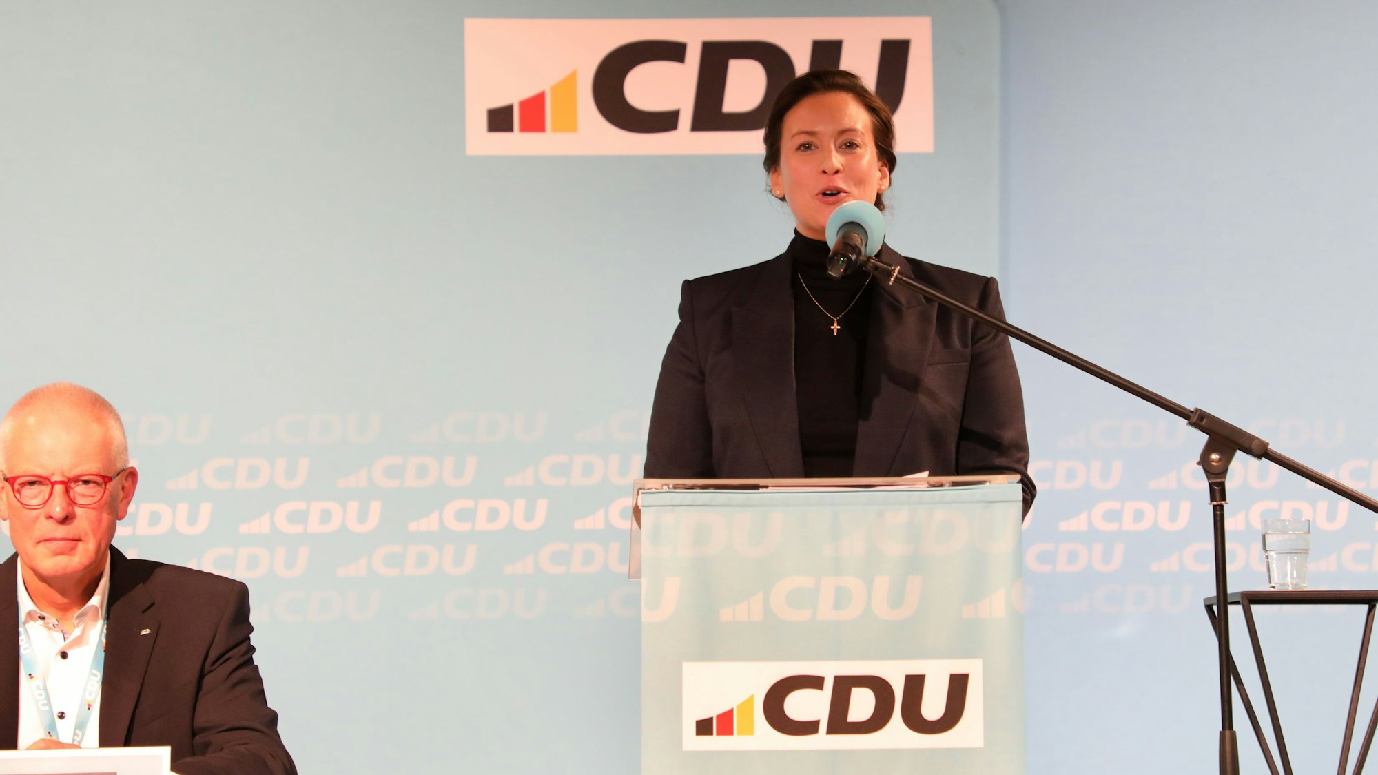 Caroline Bosbach steht an einem Rednerpult bei der CDU-Wahlkreismitgliederversammlung am 22. November in Refrath.