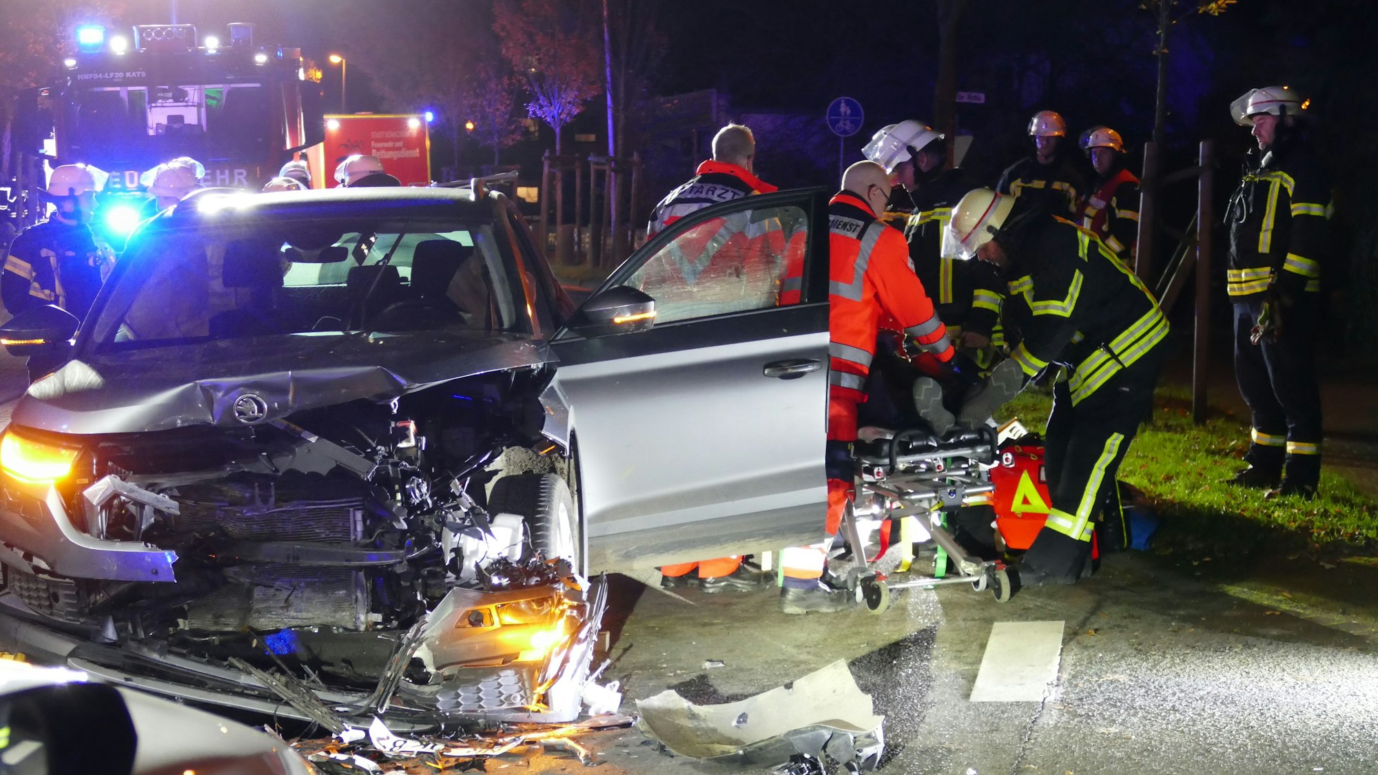 Rettungskräfte behandelten den Fahrer neben seinem Wagen.
