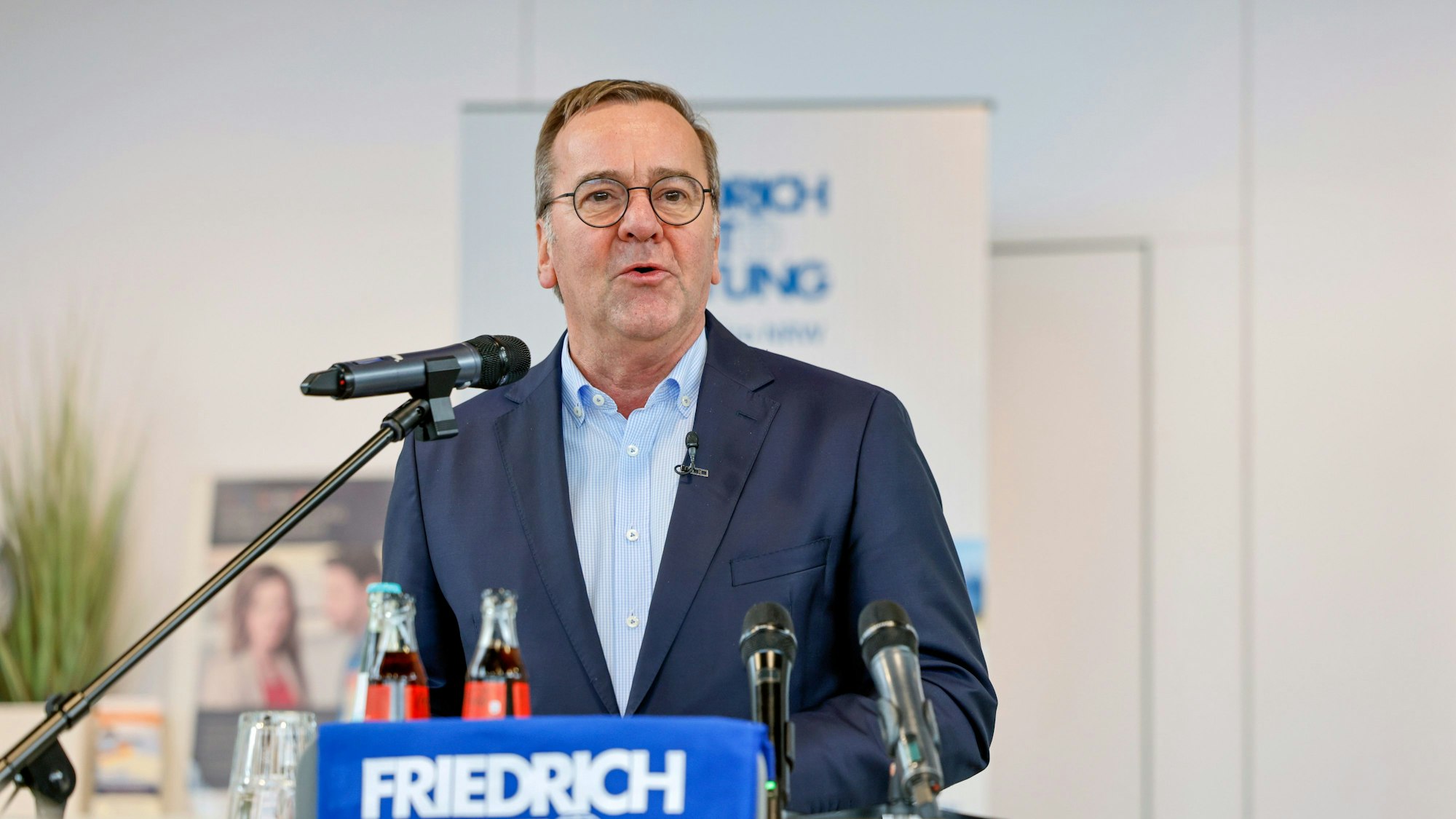 Boris Pistorius (SPD), Bundesminister der Verteidigung, spricht bei einer Podiumsdiskussion der Friedrich-Ebert-Stiftung.