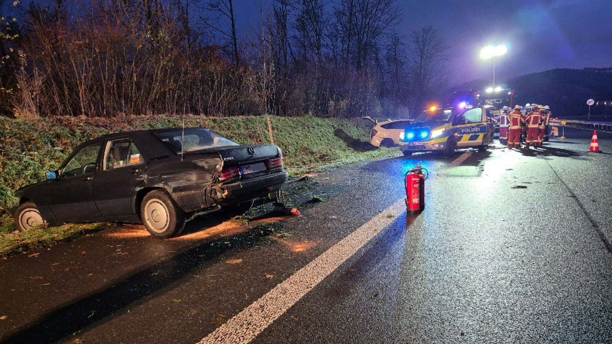 Ein Auto in der Böschung.