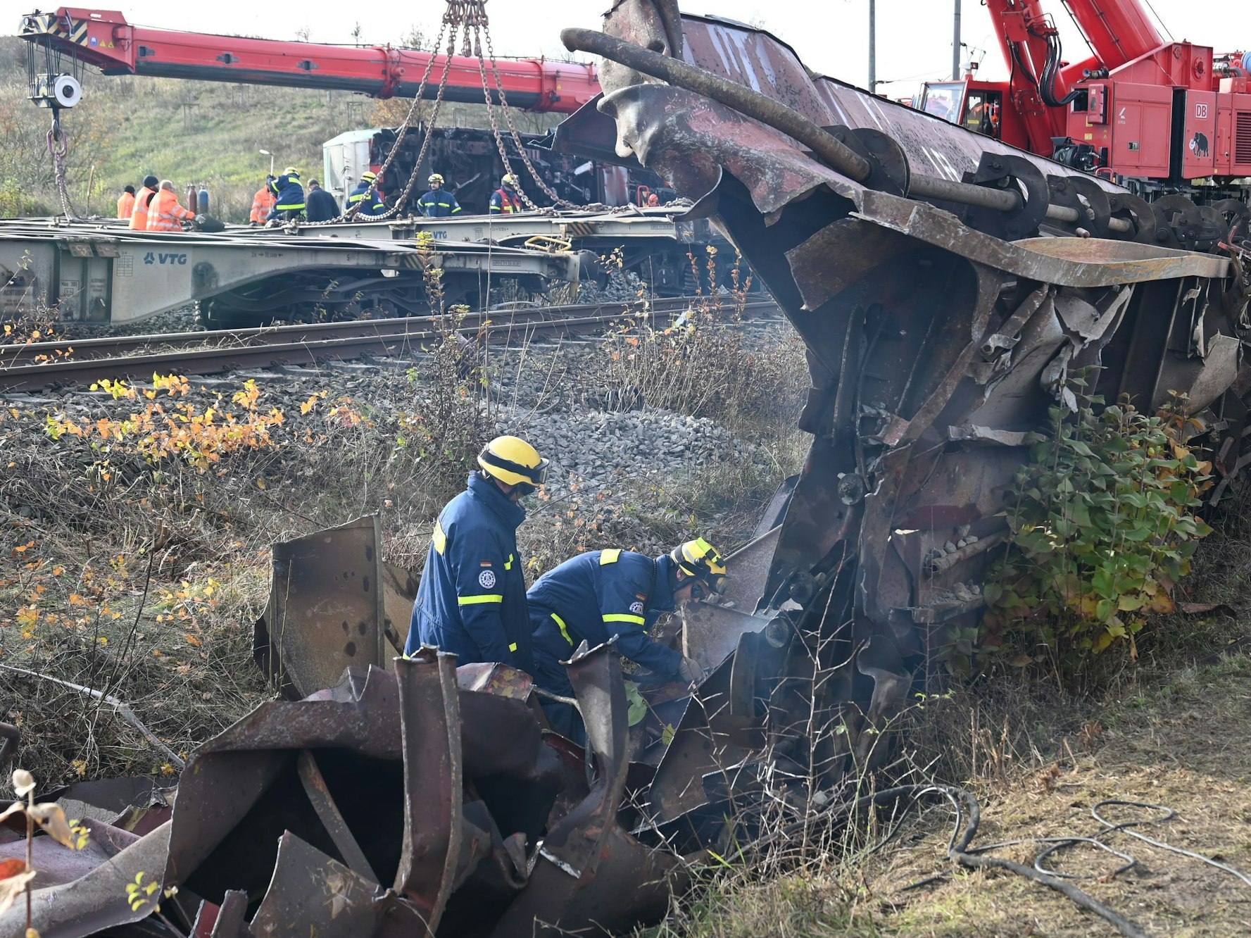 Das Bild zeigt zwei Arbeiter von THW an einem verunglückten Waggon.