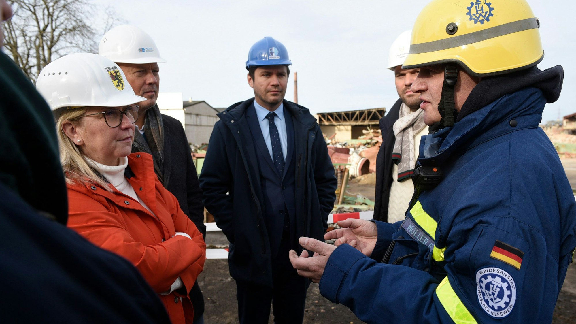 Das Bild zeigt den THW-Sprecher Guido Müller im Gespräch mit Frechens Bürgermeisterin Susanne Stupp.