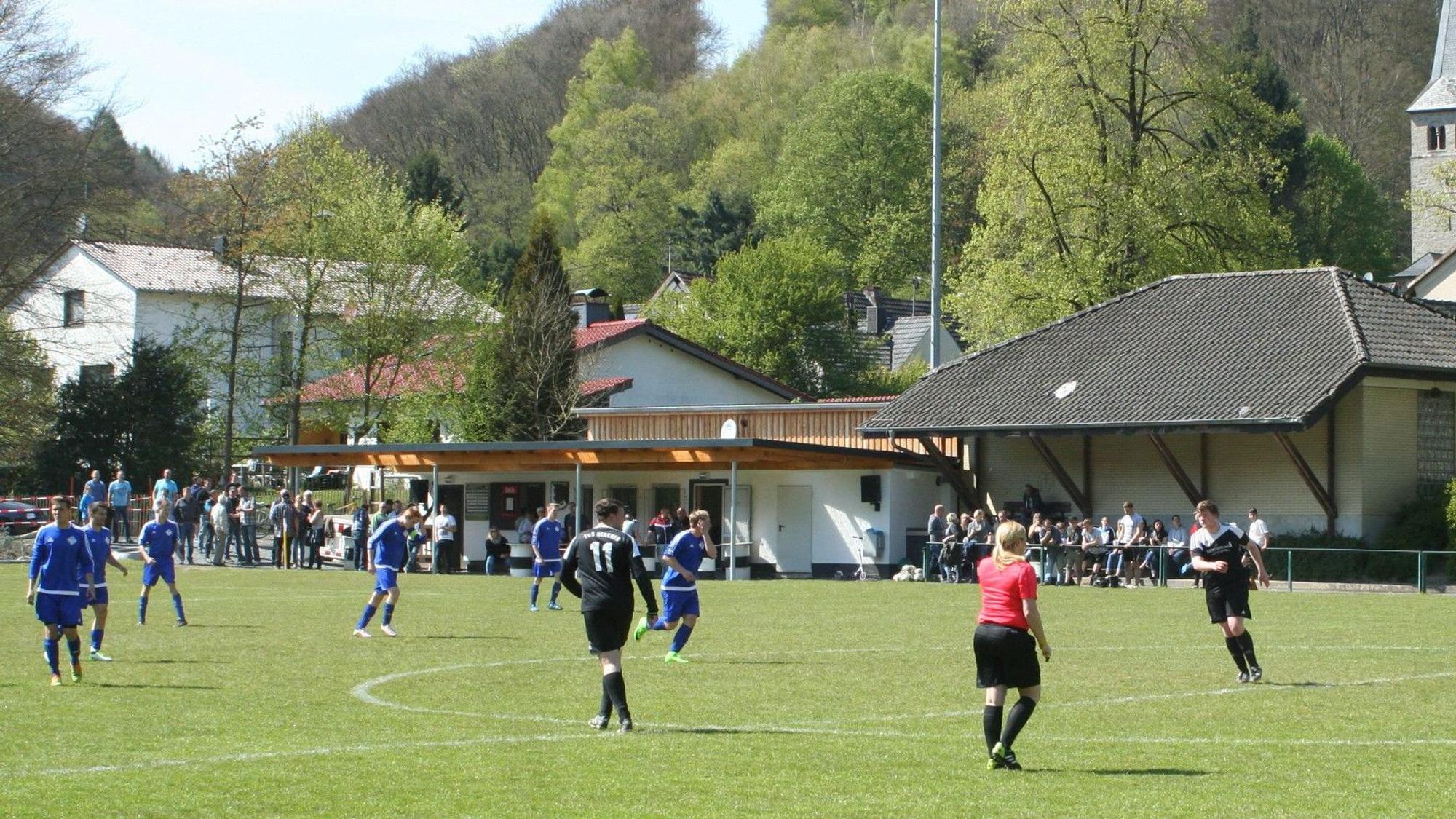 Bei schönem Wetter prima, aber der Rasenplatz des TuS Herchen ist bei schlechten Witterungsbedingungen oft nicht bespielbar.