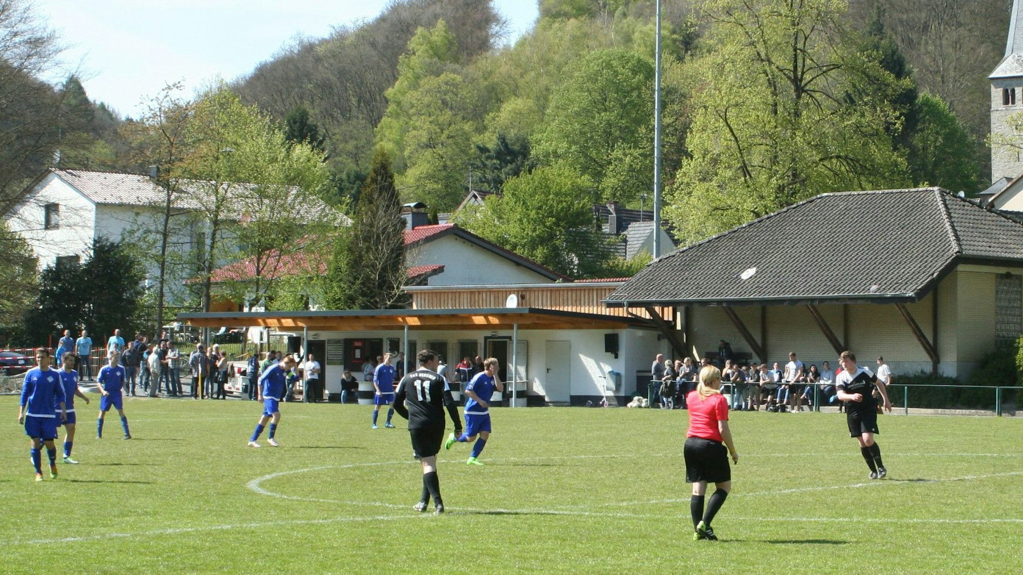 Bei schönem Wetter prima, aber der Rasenplatz des TuS Herchen ist bei schlechten Witterungsbedingungen oft nicht bespielbar.