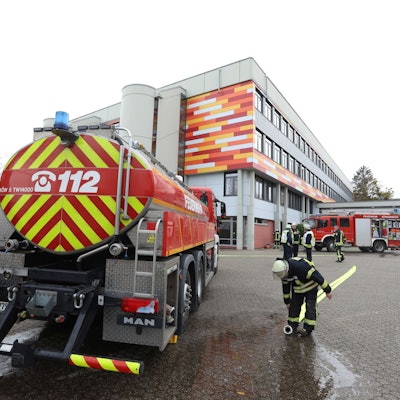 Feuerwehreinsatz an einer Schule.