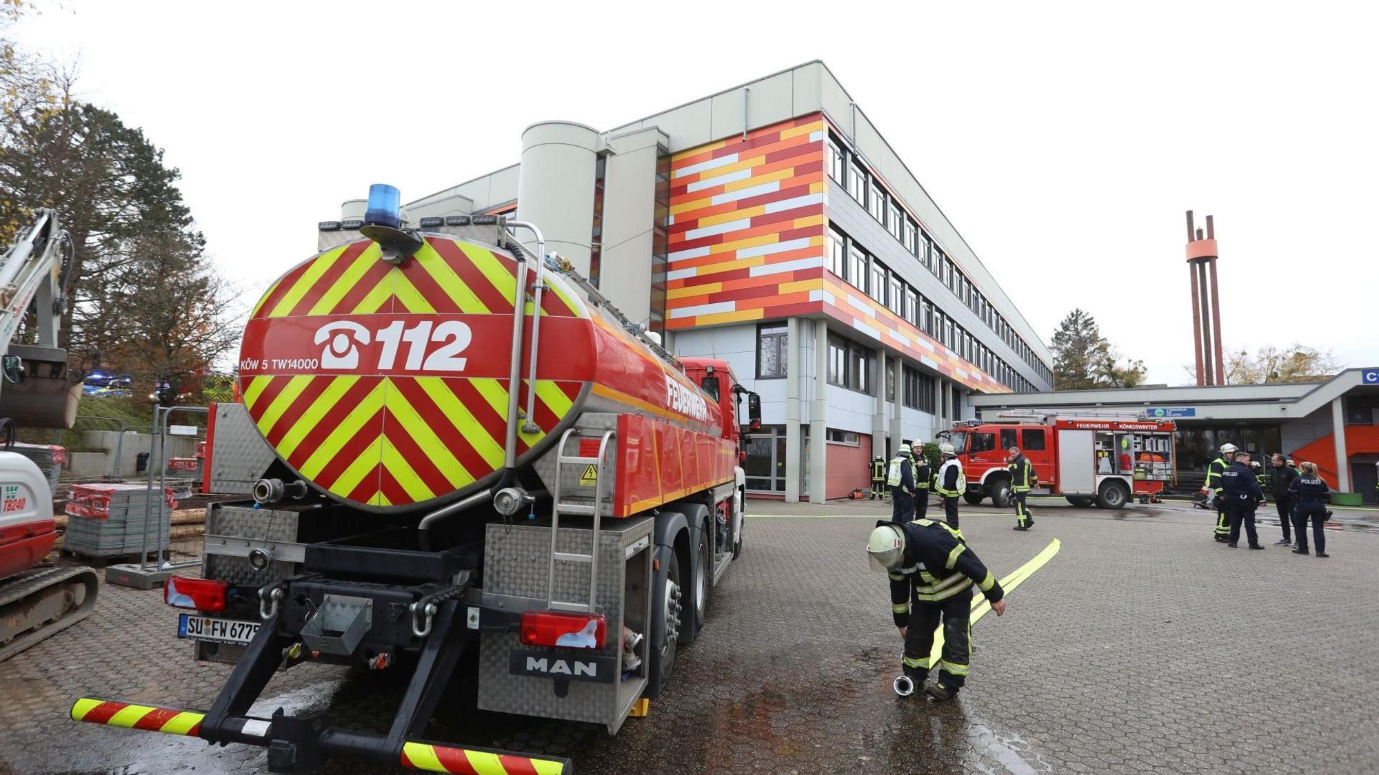 Feuerwehreinsatz an einer Schule.