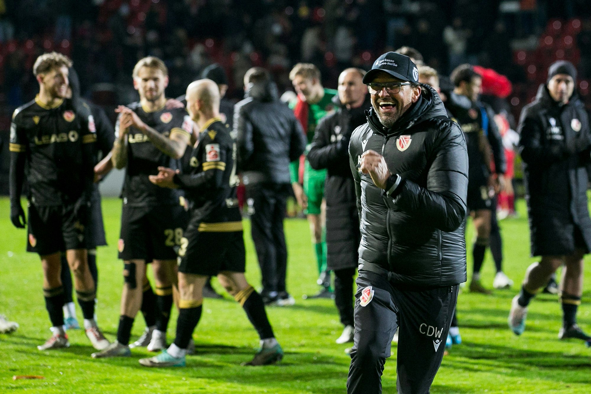 Feierte eine erfolgreiche Rückkehr nach Höhenberg: Cottbus-Trainer Claus-Dieter Wollitz (vorne)