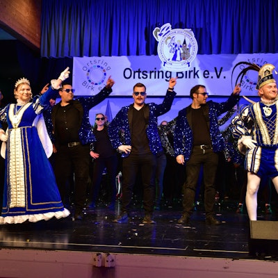 Isabell Weinert und Nils Reineck, das Prinzenpaar in Lohmar-Birk, tanzt bei seiner Proklamation zusammen mit dem Gefolge.