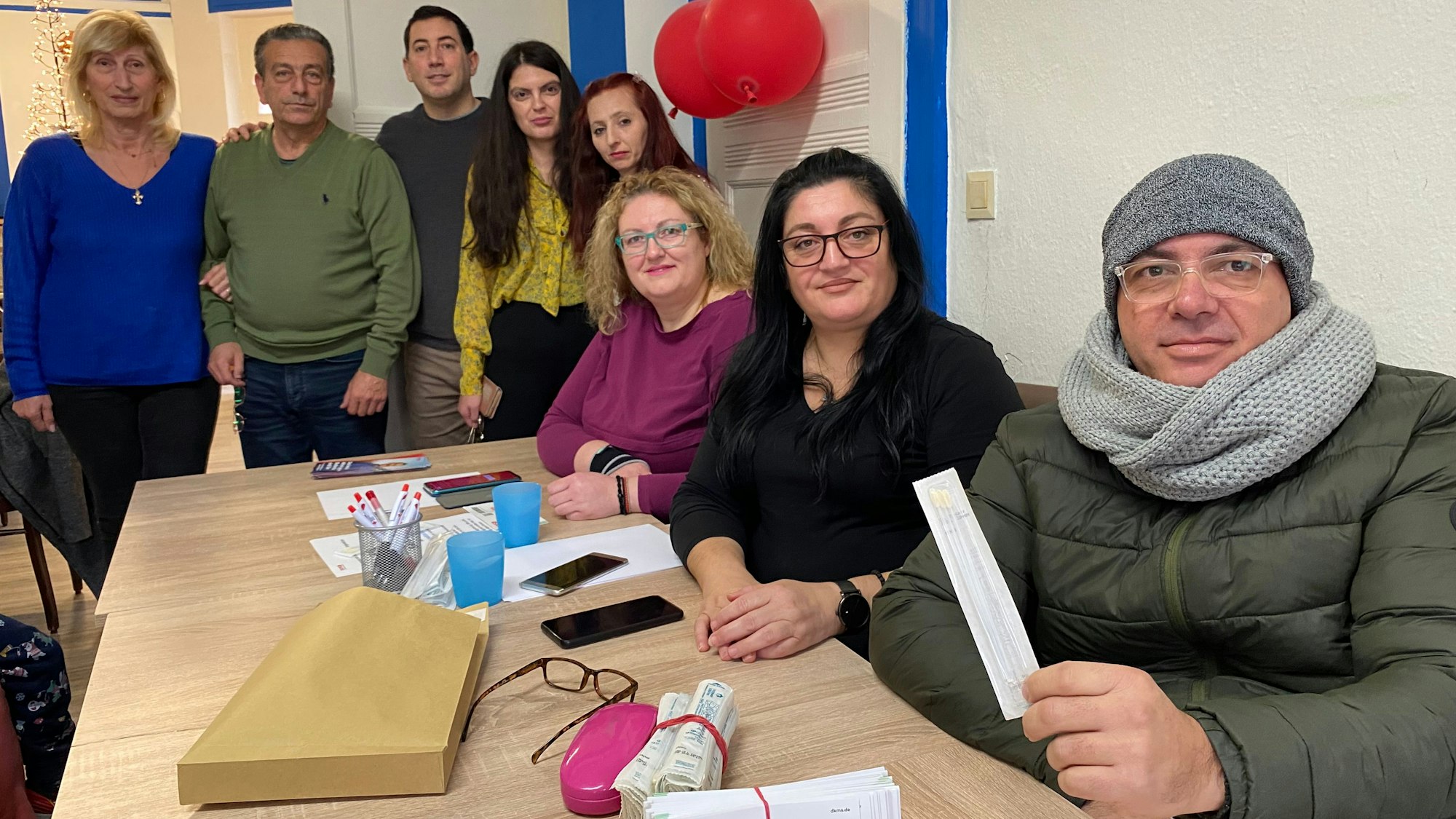 Das Bild zeigt mehrere Mitglieder der griechischen Gemeinde in Brühl, die zu einer Typisierungsaktion aufgerufen hatten.