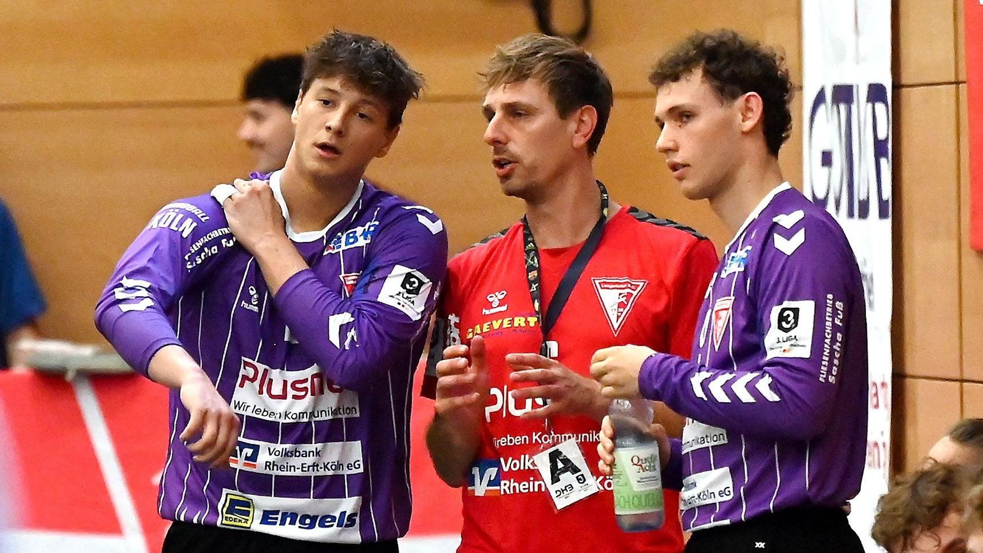 31.08.2024, Handball-Longericher SC Köln - HSG Rodgau
links: Roman Babic (Longerich)
mitte: Andreas Briese (Longerich)
rechts: Lennard Kull (Longerich)
Foto: Uli Herhaus