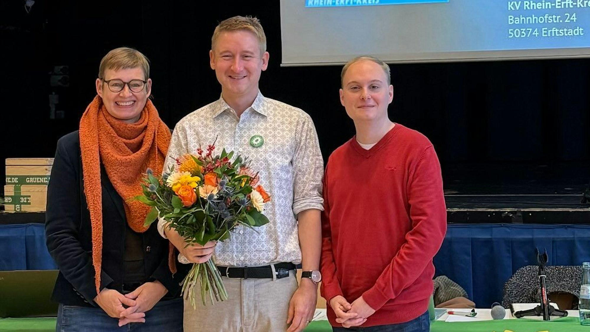 Auf dem Bild sind drei Politiker der Kreis-Grünen zu sehen.