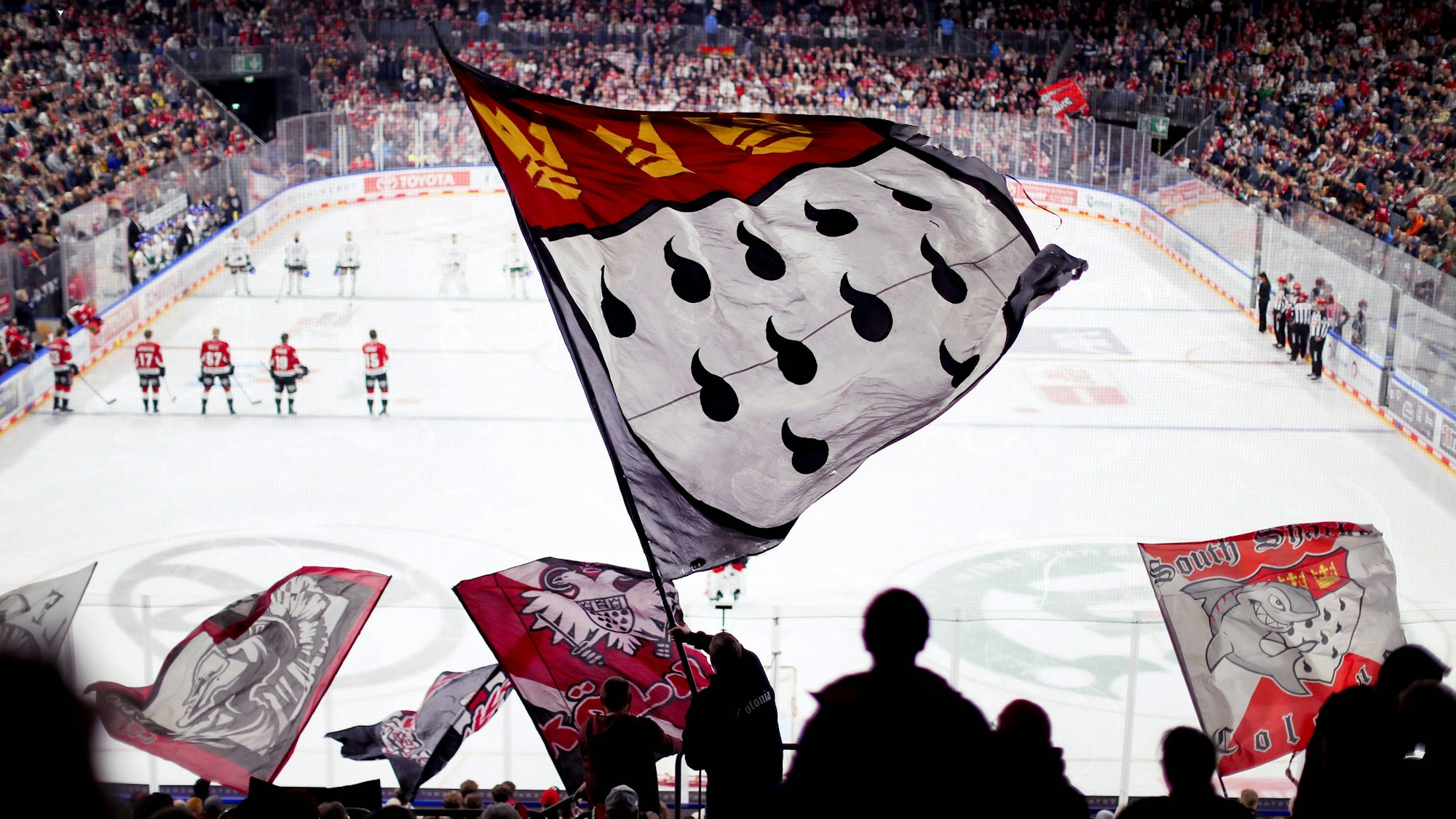 KEC-Zuschauer auf der Tribüne feuern ihre Mannschaft an (Symbolbild)