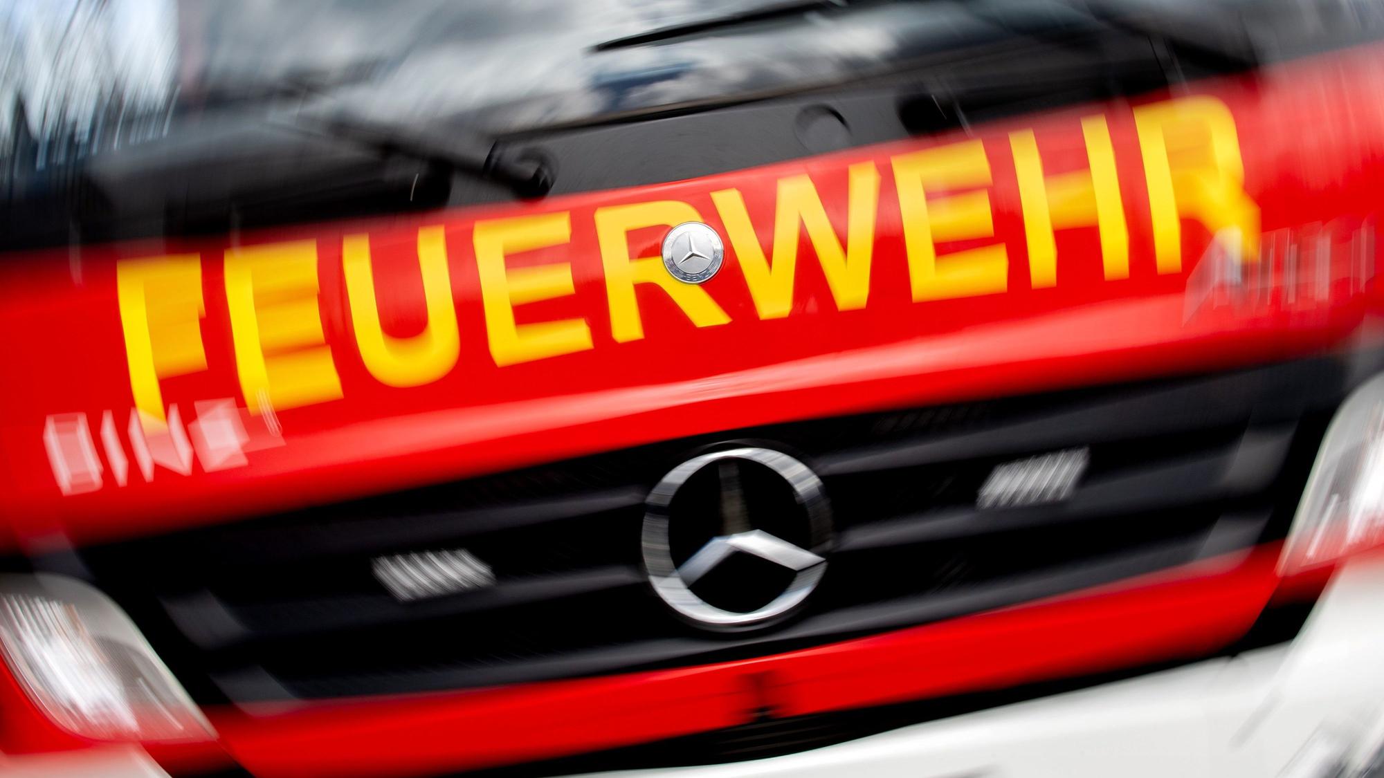 Das Bild zeigt ein Einsatzfahrzeug der Feuerwehr. (Symbolbild)