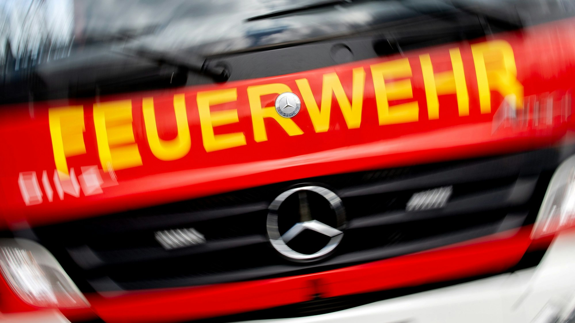 Das Bild zeigt ein Einsatzfahrzeug der Feuerwehr. (Symbolbild)