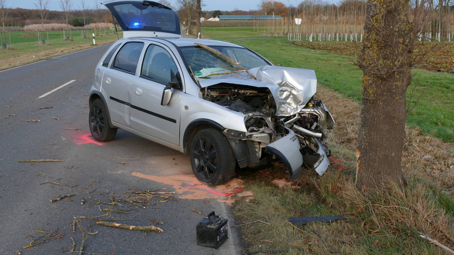 Der Opel Corsa war auf gerader Strecke gegen den Baum geprallt.