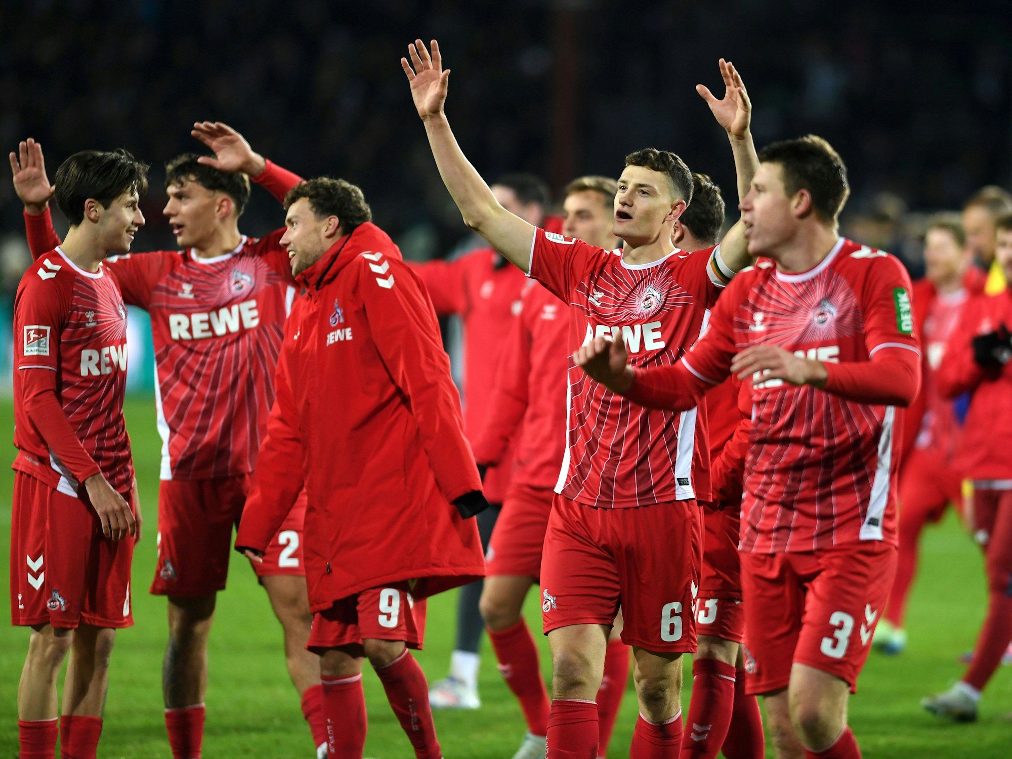 Denis Huseinbasic, Julian Pauli 1. FC Koeln, Luca Waldschmidt, Eric Martel und Dominique Heintz (v.l.) jubeln nach dem 1:0-Erfolg bei Preußen Münster.