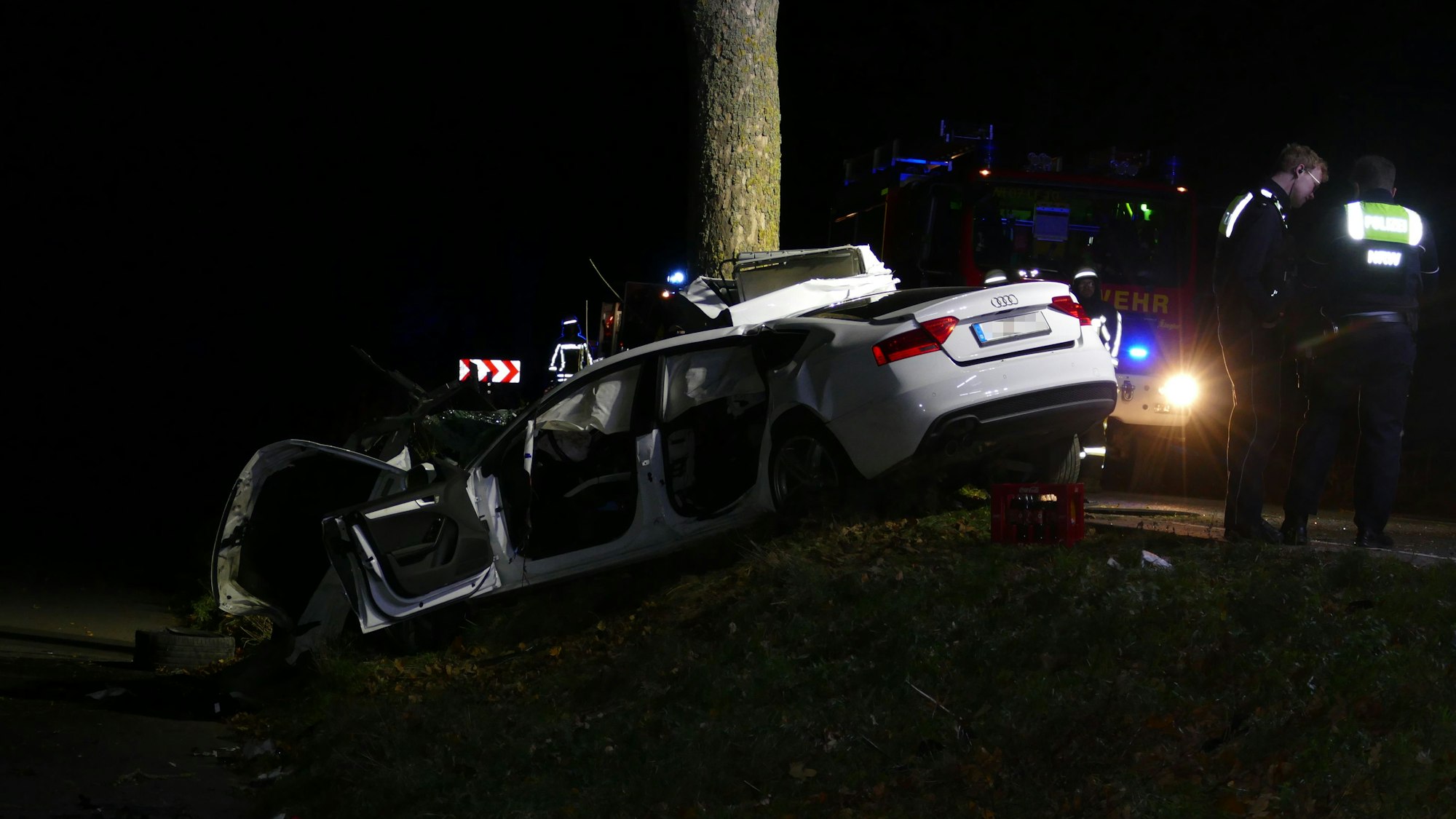 Auf gerader Strecke war der Audi gegen einen Baum geprallt.
