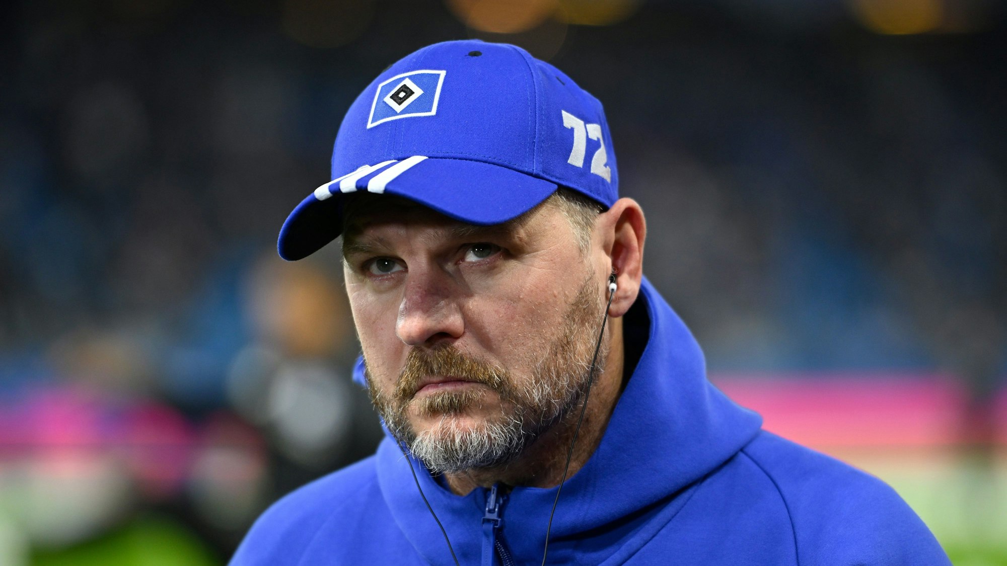 23.11.2024, Hamburg: Fußball: 2. Bundesliga, Hamburger SV - FC Schalke 04, 13. Spieltag, Volksparkstadion. Hamburgs Trainer Steffen Baumgart kommt vor Beginn des Spiels in das Stadion. (zu dpa: «Hamburger SV trennt sich von Trainer Baumgart») Foto: Gregor Fischer/dpa +++ dpa-Bildfunk +++