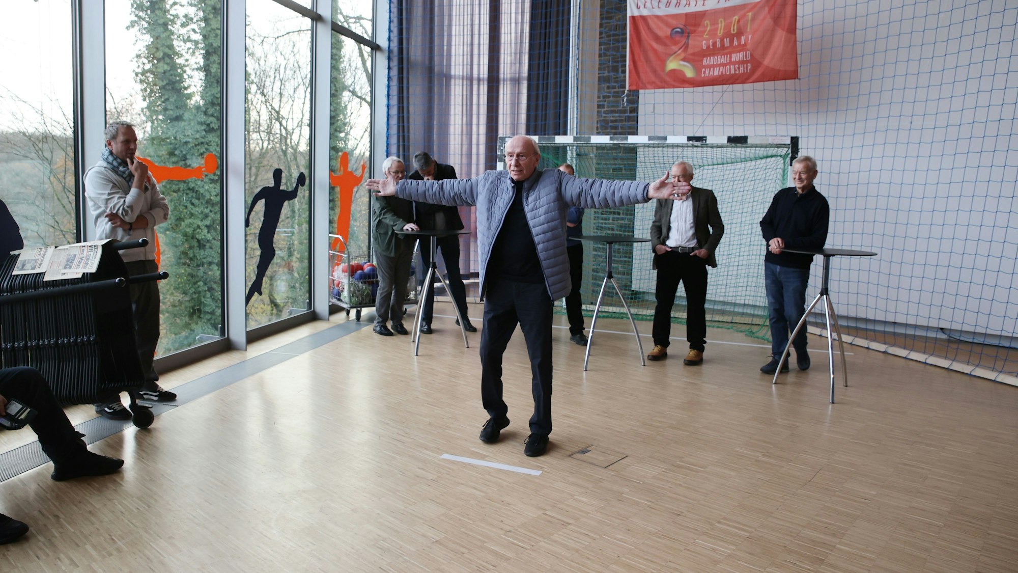 Klaus Kater führt in Schloss Homburg gestenreich in die Torhüterrolle ein.