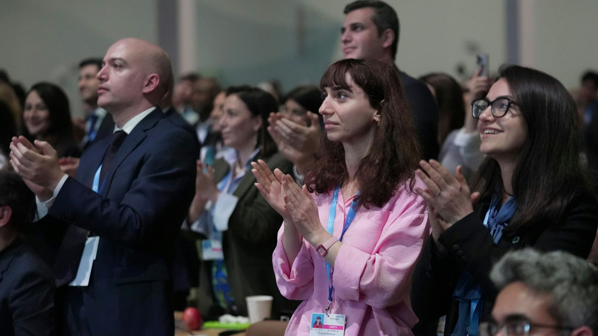 Delegierte applaudieren bei der Einigung auf das Abkommen auf dem UN-Klimagipfel COP29 in Baku, Aserbaidschan.