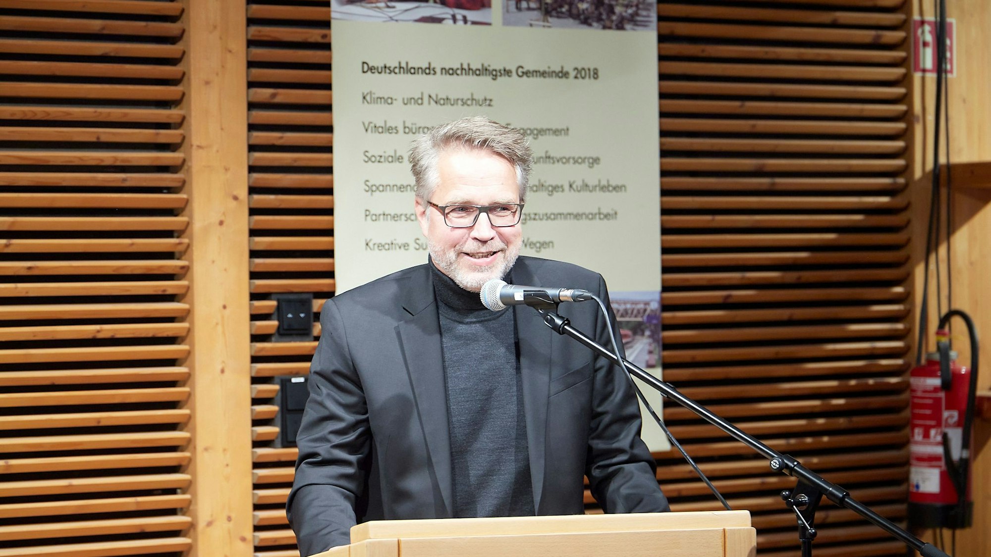 Michael Müller steht am Rednerpult.