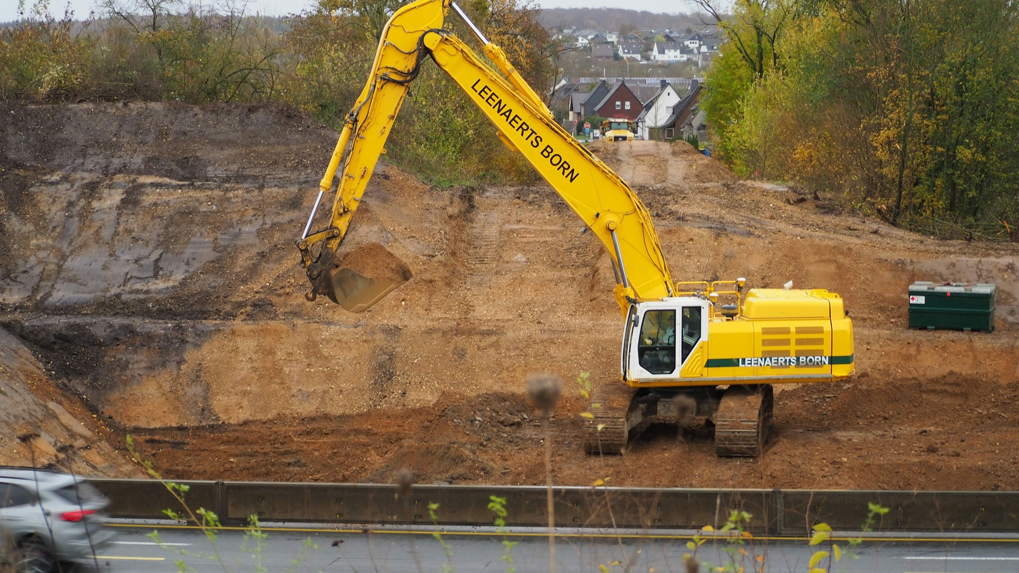 Das Bild zeigt einen Bagger an der Brückenbaustelle.