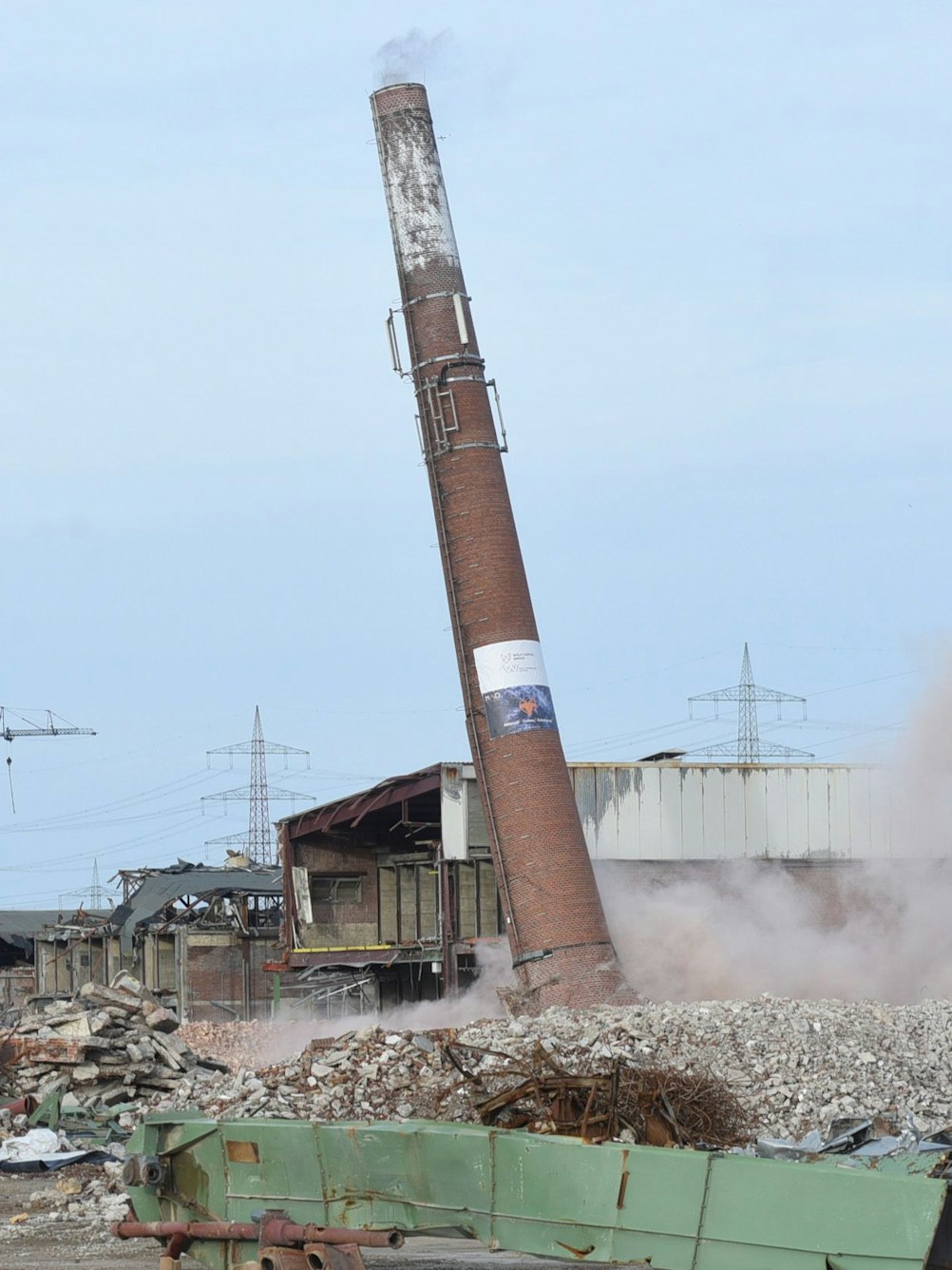 Das Bild zeigt einen Schornstein, der gerade umkippt.