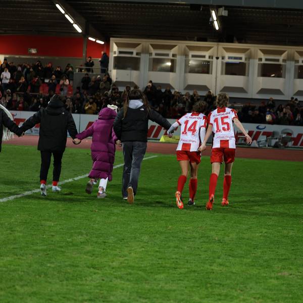 Frauen DFB-Pokal Achtelfinale: Fortuna Köln - SV Werder Bremen Köln, 23.11.2024 Fortuna Köln laufen zur Fantribühne DFB REGULATIONS PROHIBIT ANY USE OF PHOTOGRAPHS AS IMAGE SEQUENCES AND/OR QUASI-VIDEO. *** Womens DFB Cup Round of 16 Fortuna Cologne SV Werder Bremen Cologne, 23 11 2024 Fortuna Cologne run to the fan stand DFB REGULATIONS PROHIBIT ANY USE OF PHOTOGRAPHS AS IMAGE SEQUENCES AND OR QUASI VIDEO Copyright: xBEAUTIFULxSPORTS/Zuevax