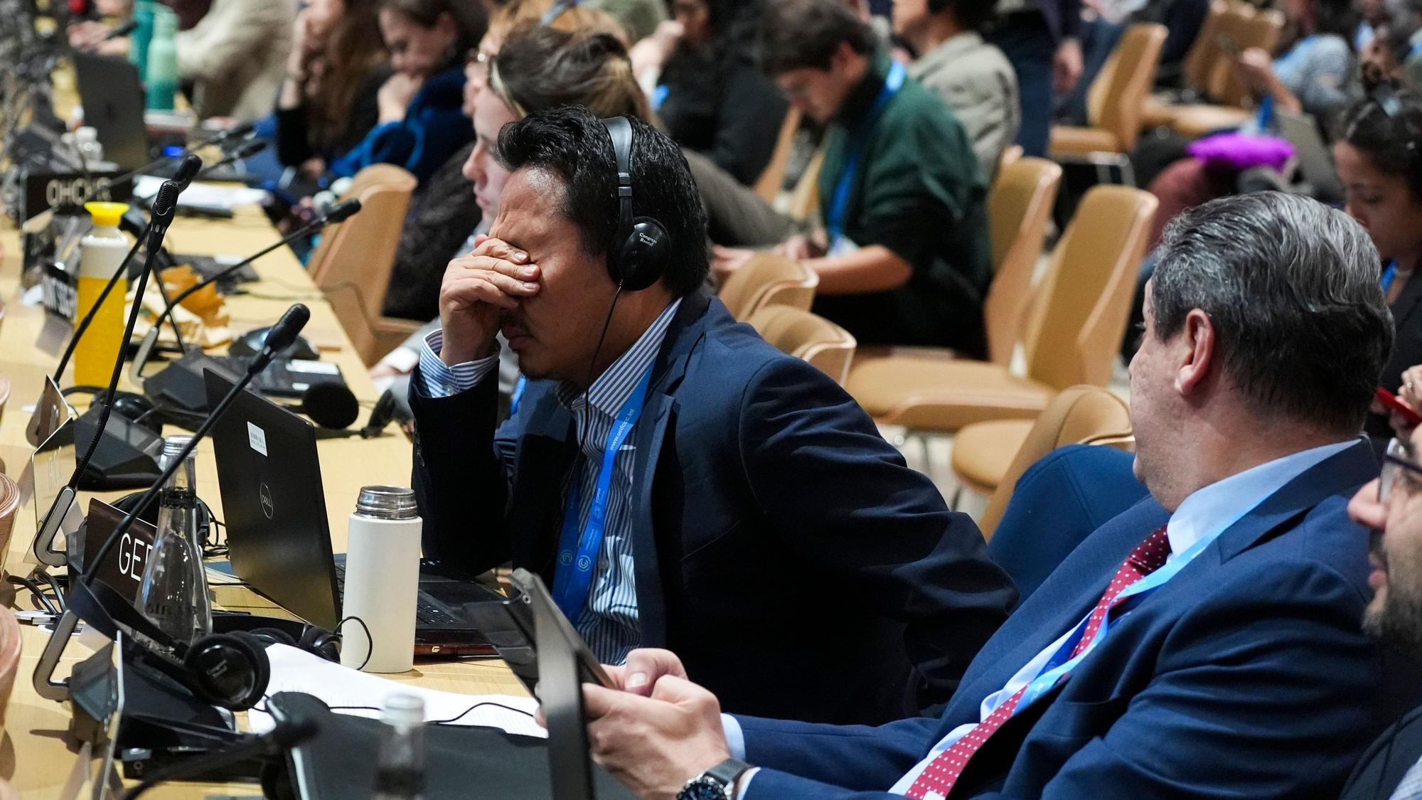 Ein Teilnehmer reagiert während der abschließenden Plenarsitzung des UN-Klimagipfels COP29 in Baku, Aserbaidschan. (Symbolbild)