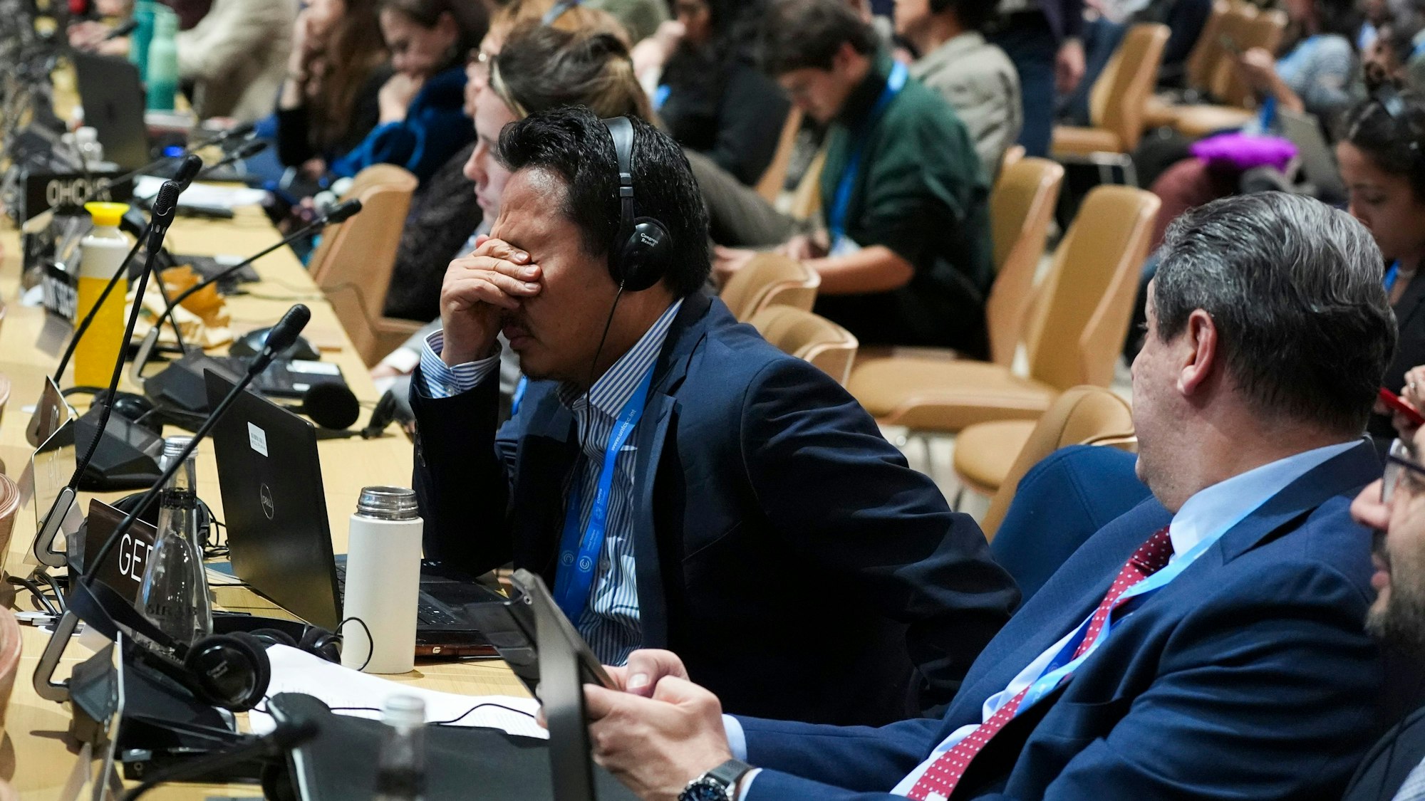 Ein Teilnehmer reagiert während der abschließenden Plenarsitzung des UN-Klimagipfels COP29 in Baku, Aserbaidschan. (Symbolbild)