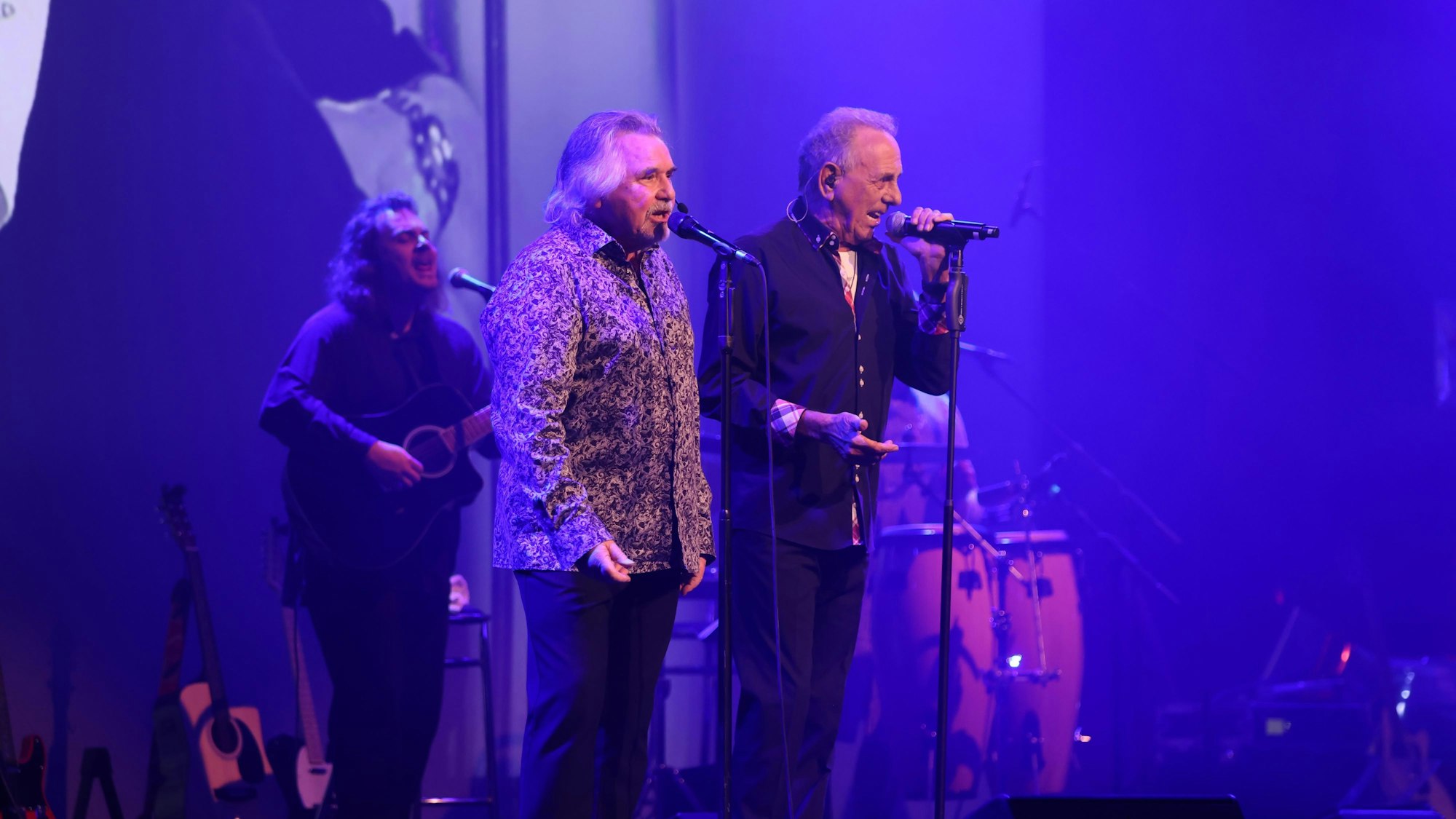 Harmonisches Duo: Tommy Engel (l.) und sein Gast Erry Stoklosa beim Auftritt in der Motorworld. Beide waren einst Gründungsmitglieder der Bläck Fööss.