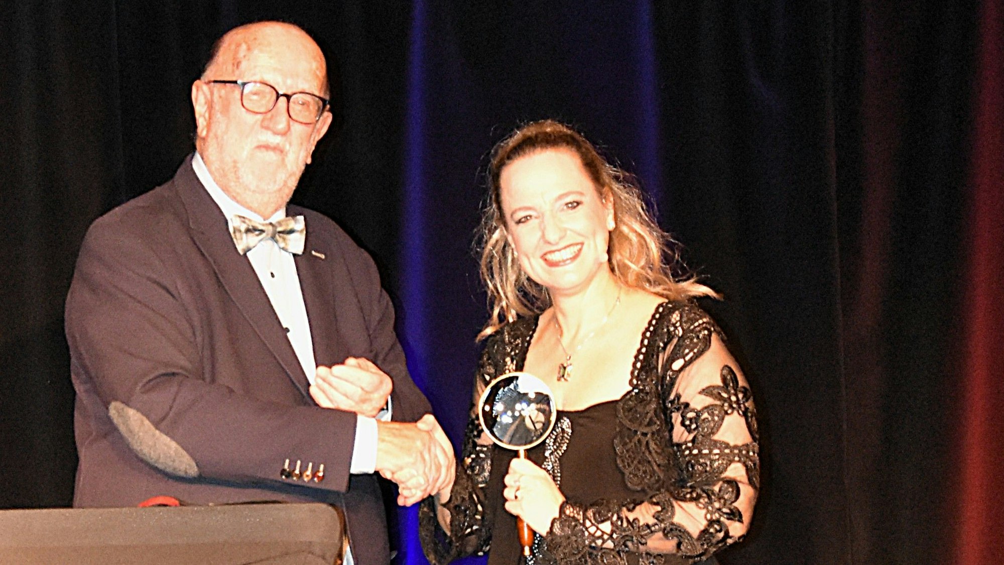 Vor ausverkauftem Haus verlieh der Hausherr, Prof. Dr. Klaus Grewe, Sabine Murza die 37. Morenhovener Lupe.