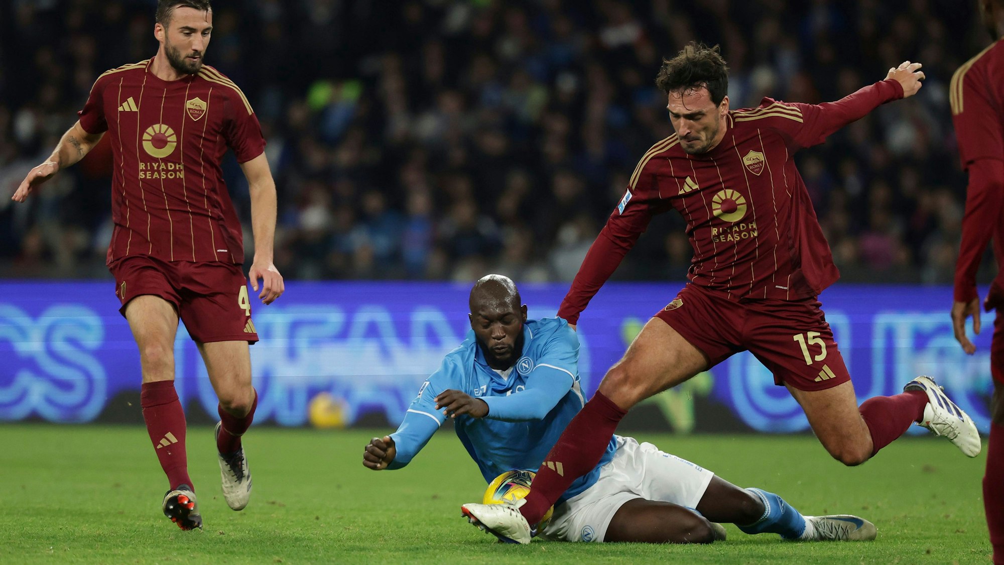 Romelu Lukaku und Mats Hummels kämpfen um den Ball.