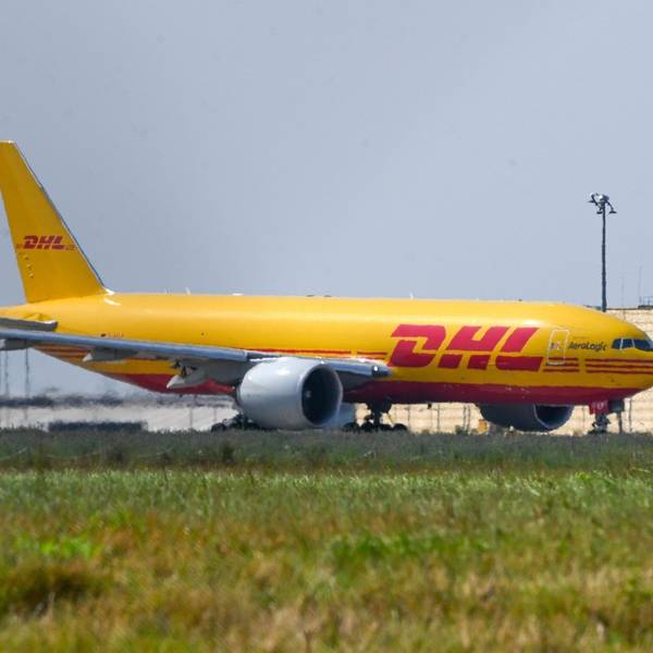 Ein gelbes DHL-Frachtflugzeug (Symbolbild)