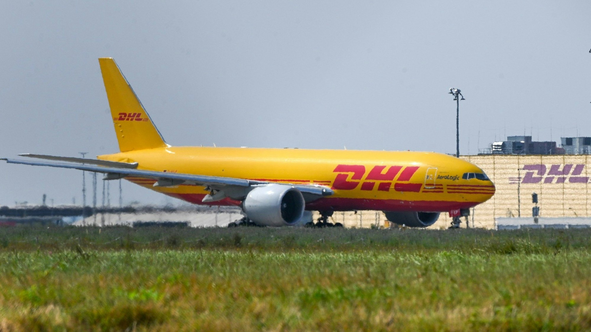 Ein gelbes DHL-Frachtflugzeug (Symbolbild)