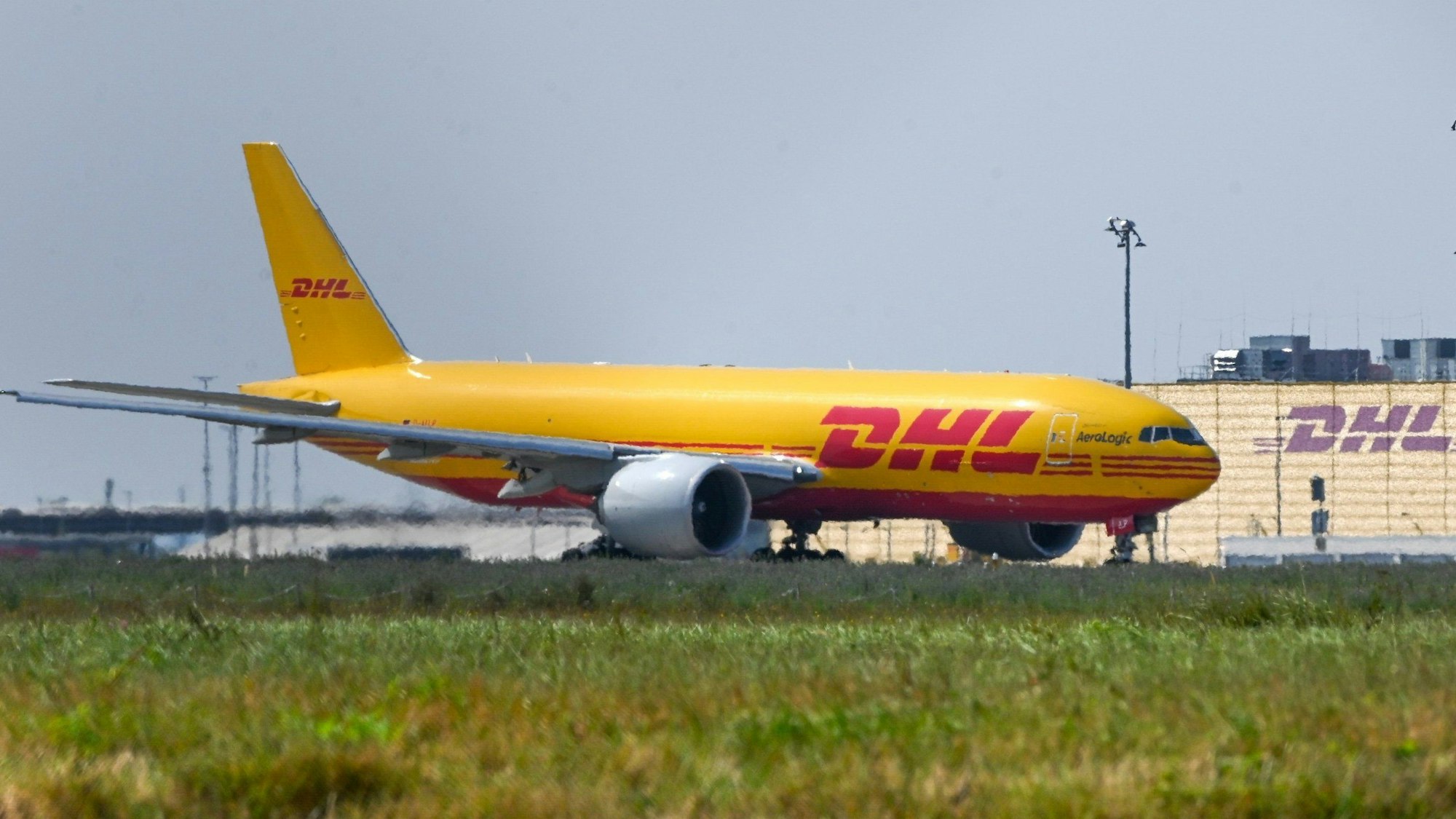 Ein gelbes DHL-Frachtflugzeug (Symbolbild)