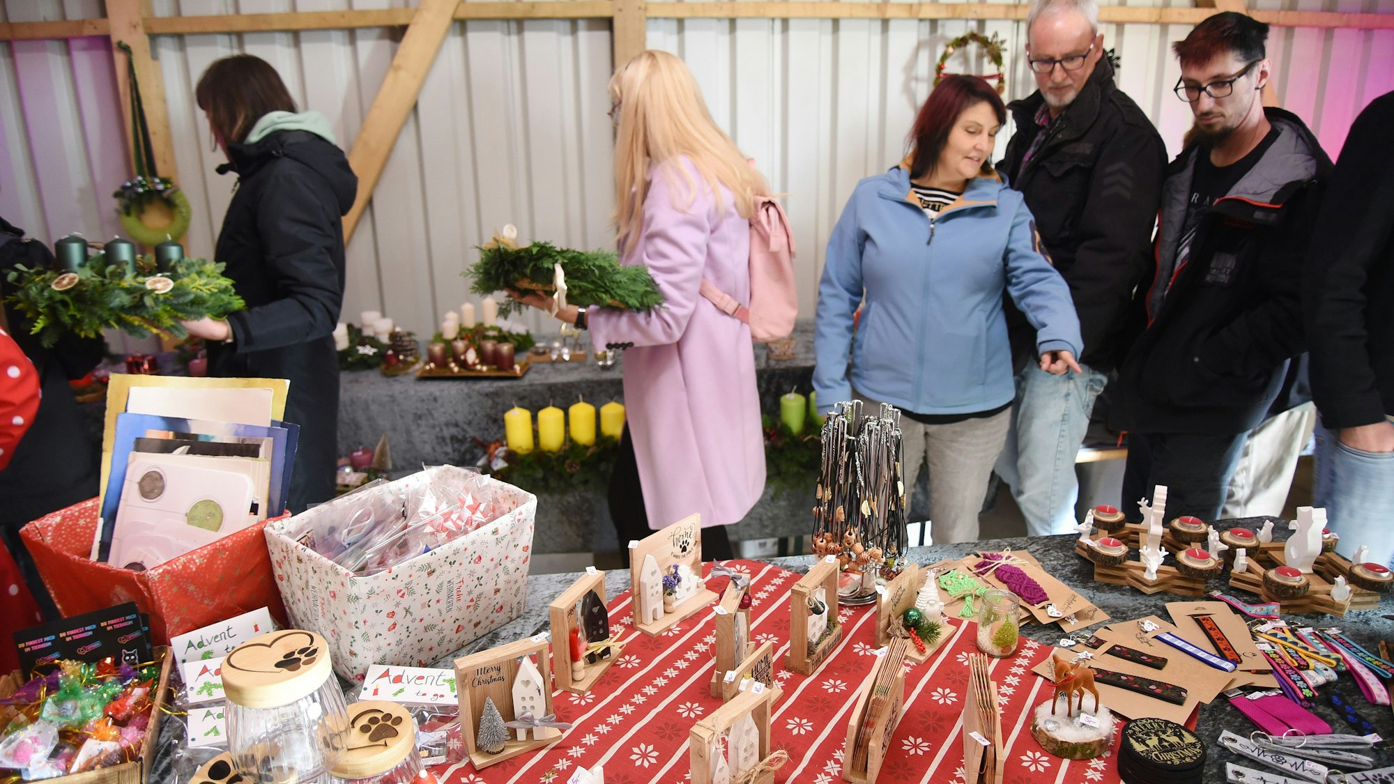 Das Foto zeigt ein großes Angebot an Adventsdeko-Artikeln und viele Besucher.