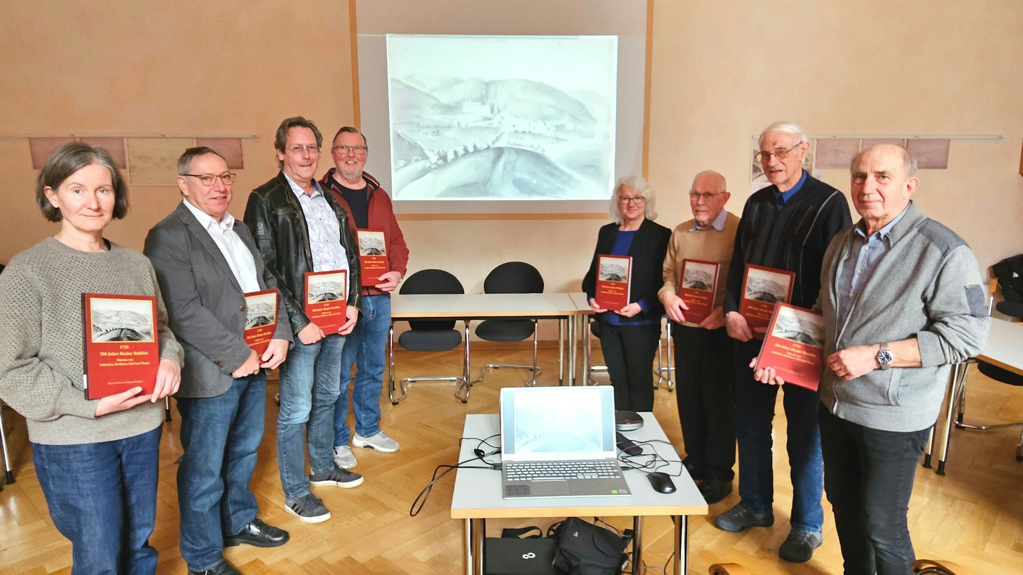 Das Bild zeigt die Mitglieder des Geschichtsforums. Sie halten alle das neue Buch in der Hand.