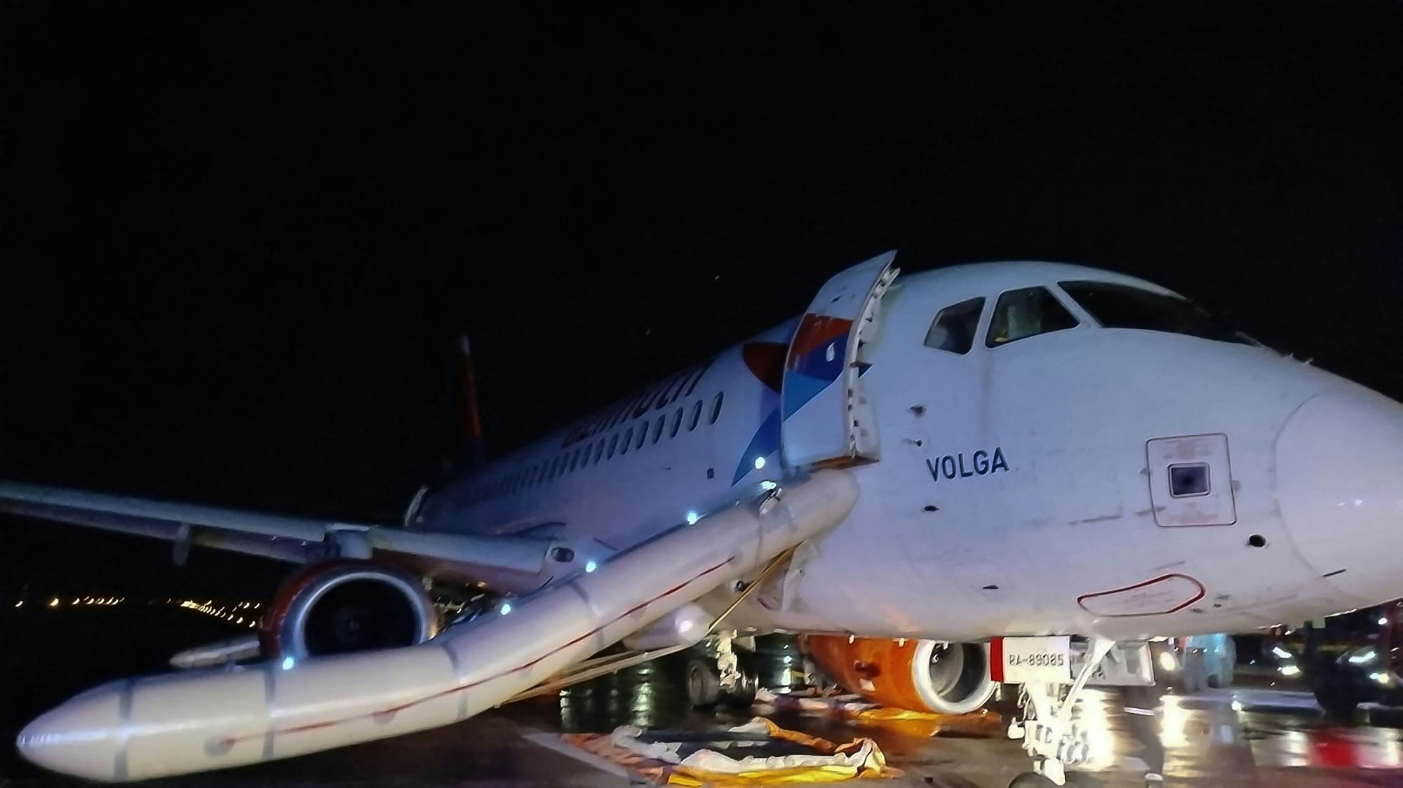 Vermutlich wegen schlechten Wetters prallte die Maschine unsanft auf die Landebahn.